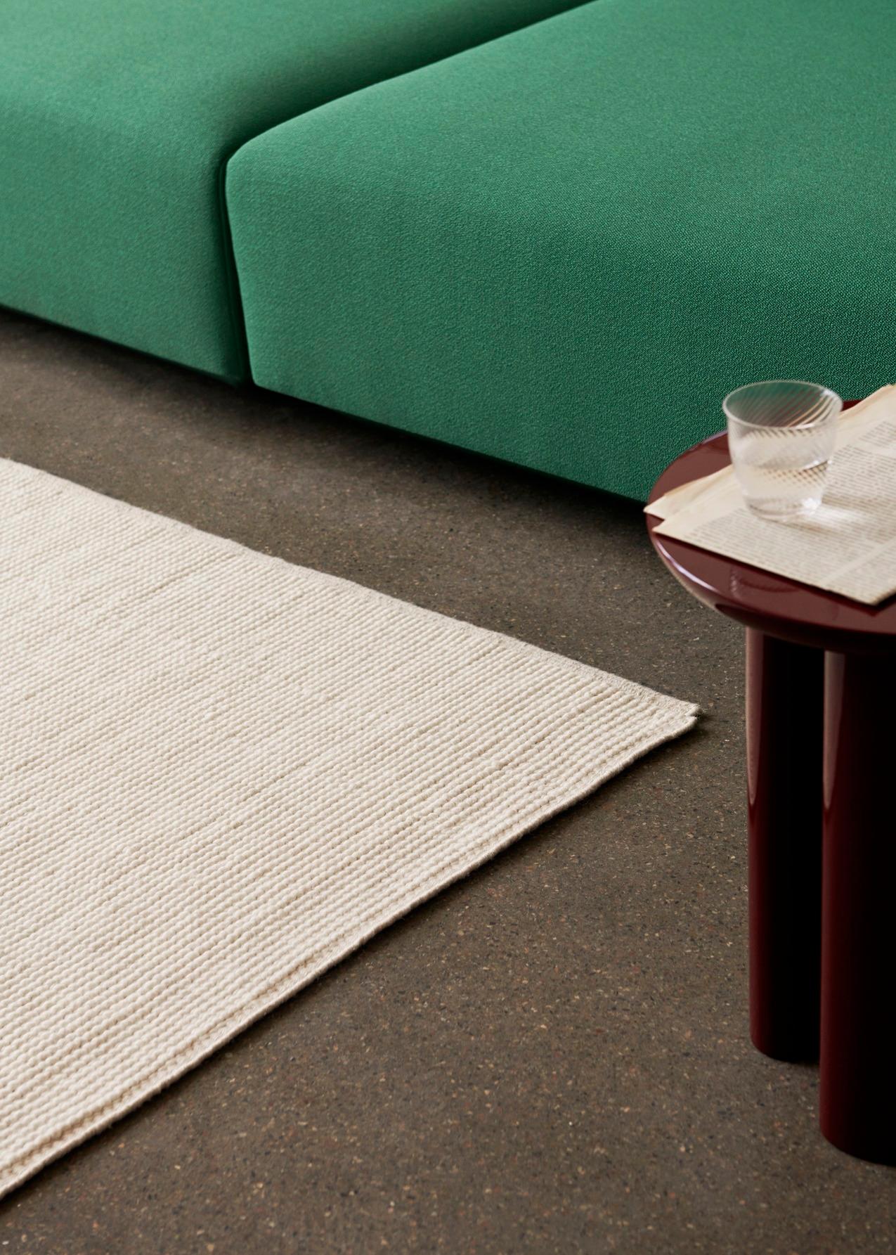 Die Collect-Teppiche werden von geschickten Kunsthandwerkern in Bikaner, Indien, aus ungefärbter Naturwolle auf einem Handwebstuhl gewebt. Die Arbeit und das Fachwissen, die in jeden Teppich investiert werden, unterstreichen die Kunstfertigkeit des