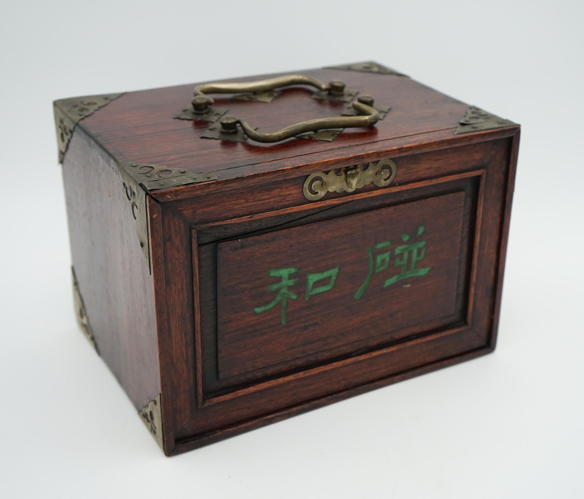 
Antiquités de Londres



Nous sommes ravis d'offrir à la vente ce magnifique ensemble de Mahjong Vintage.

 Il est doté d'un os de bovin et de tuiles en bambou. Chaque tuile est composée d'environ 1/3 d'os avec un joint en queue d'aronde avec la