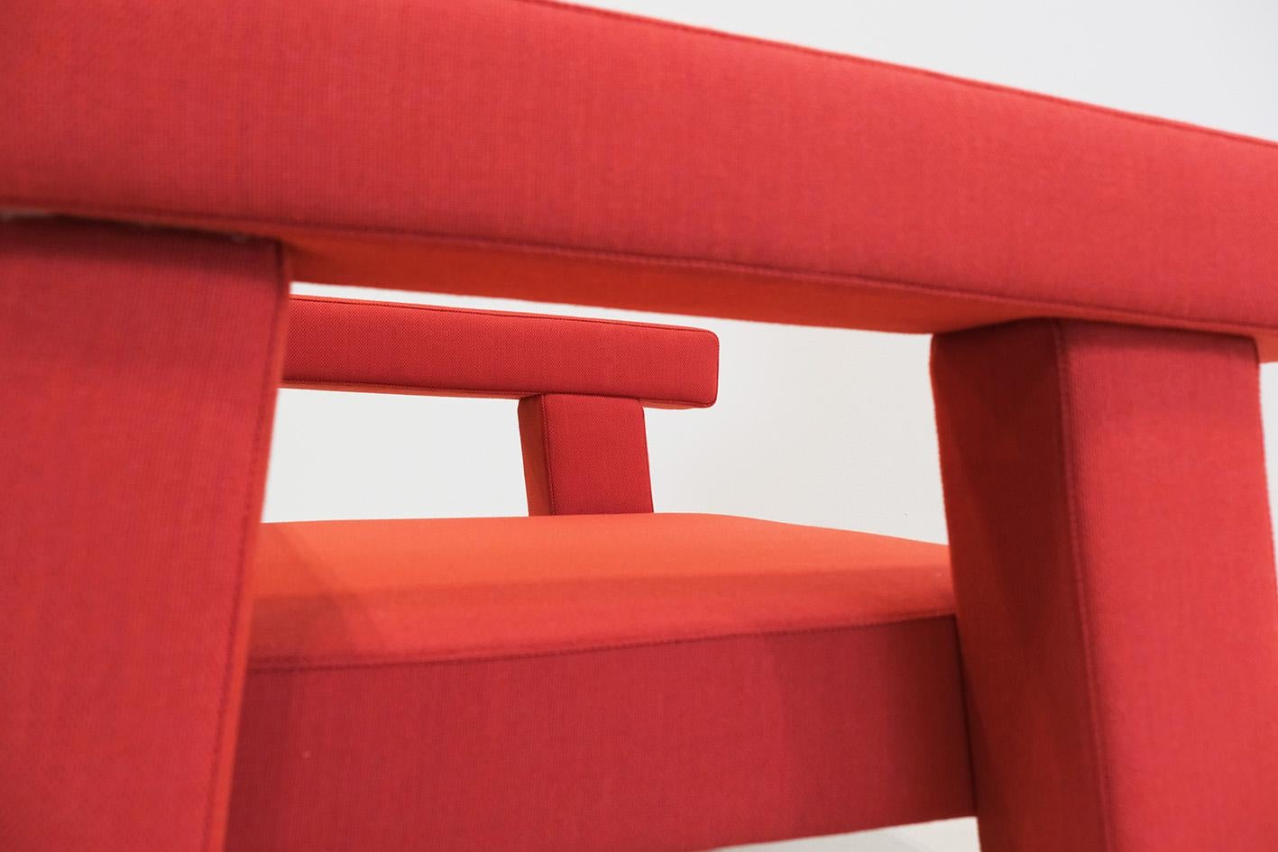 Mohs ist ein Stuhldesign, das tief in den Prinzipien des Modernismus verwurzelt ist: klare Linien, ehrliche Materialien und eine Konstruktion, die sich eher offenbart als versteckt. Der auf seine wesentliche Geometrie reduzierte Stuhl hat eine