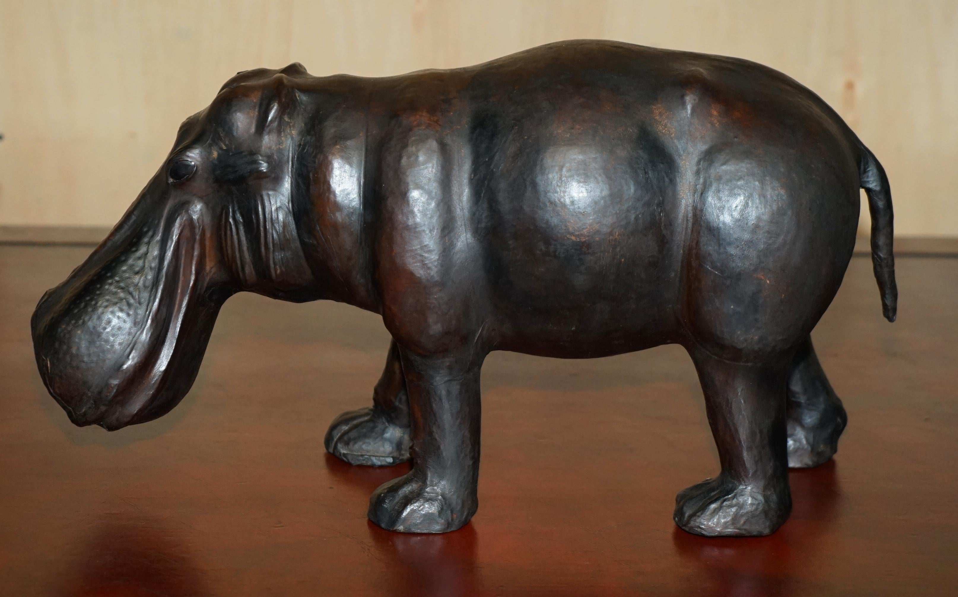 HIPÓPOTAMO DE PIÉ DE CUERO MARRÓN OMERSA LONDRES DE COLECCIÓN en venta 2