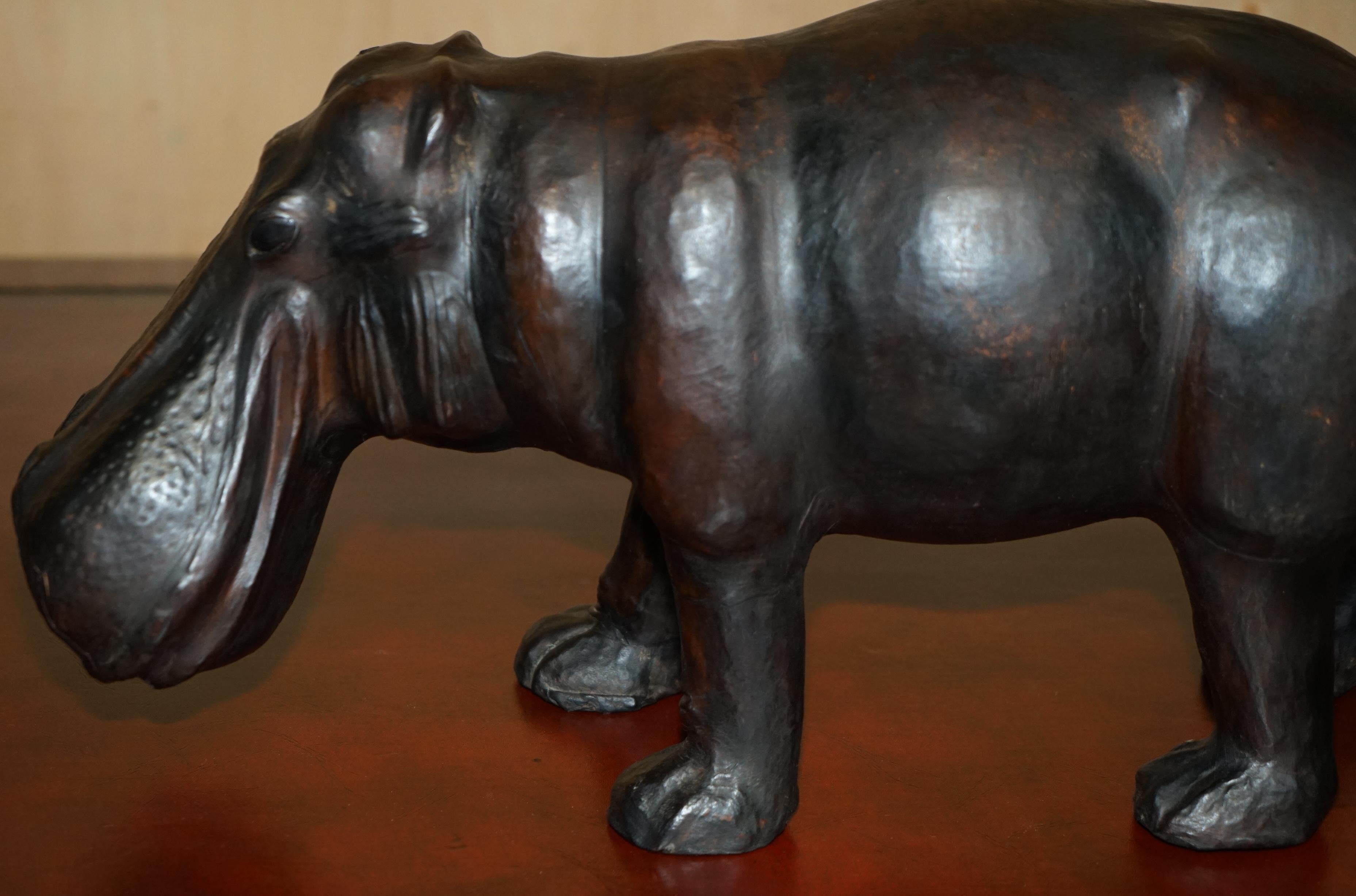 HIPÓPOTAMO DE PIÉ DE CUERO MARRÓN OMERSA LONDRES DE COLECCIÓN en venta 4