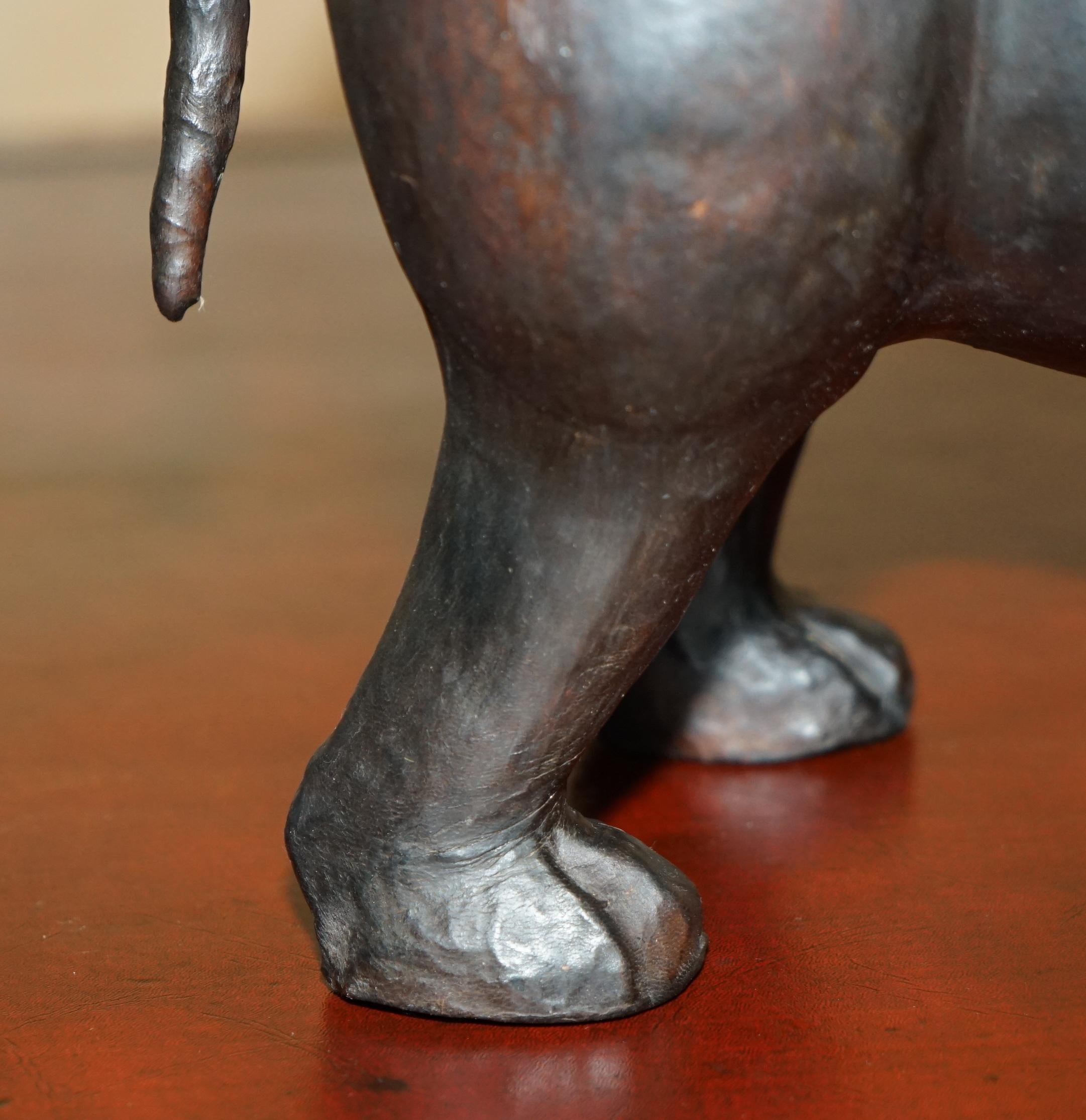 HIPÓPOTAMO DE PIÉ DE CUERO MARRÓN OMERSA LONDRES DE COLECCIÓN Hecho a mano en venta