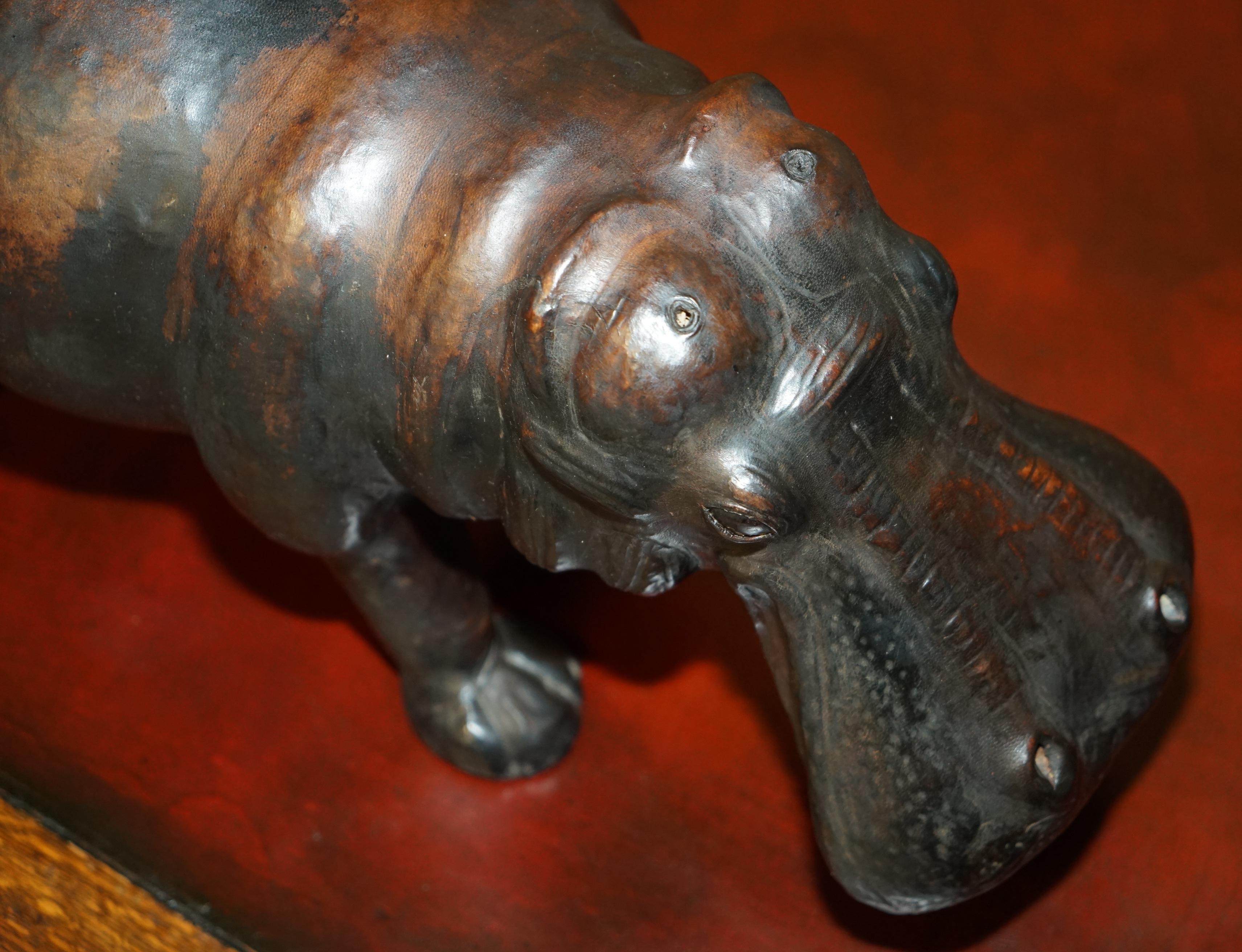 HIPÓPOTAMO DE PIÉ DE CUERO MARRÓN OMERSA LONDRES DE COLECCIÓN Cuero en venta