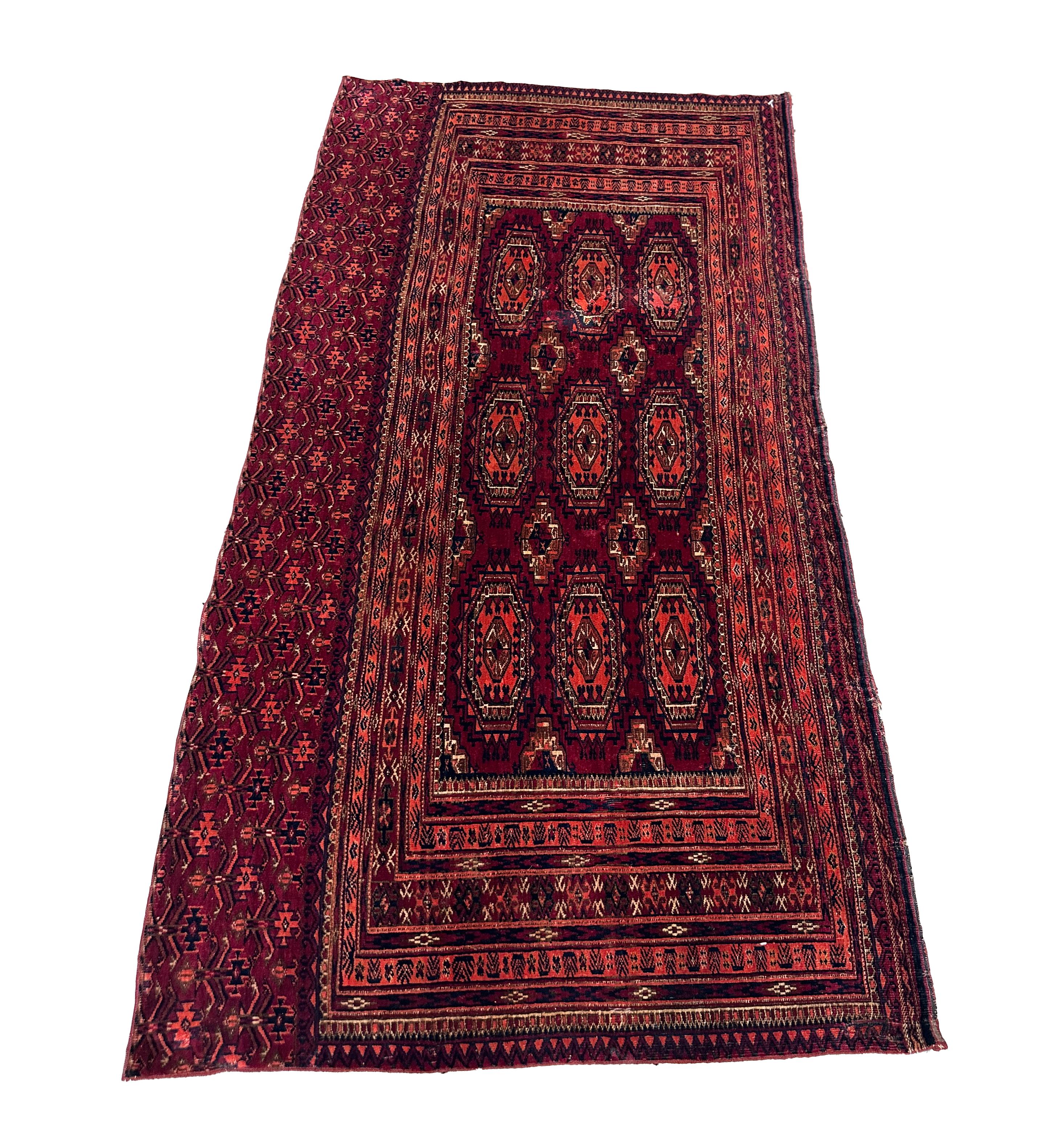 Entdecken Sie die Schönheit und Handwerkskunst unserer Collectional Wool Persian Accent Rug, ein atemberaubendes Stück mit den Maßen 2,7x5 Fuß, das eine exquisite Reihe von Rottönen aufweist. Dieser Teppich ist ein echtes Zeugnis der traditionellen