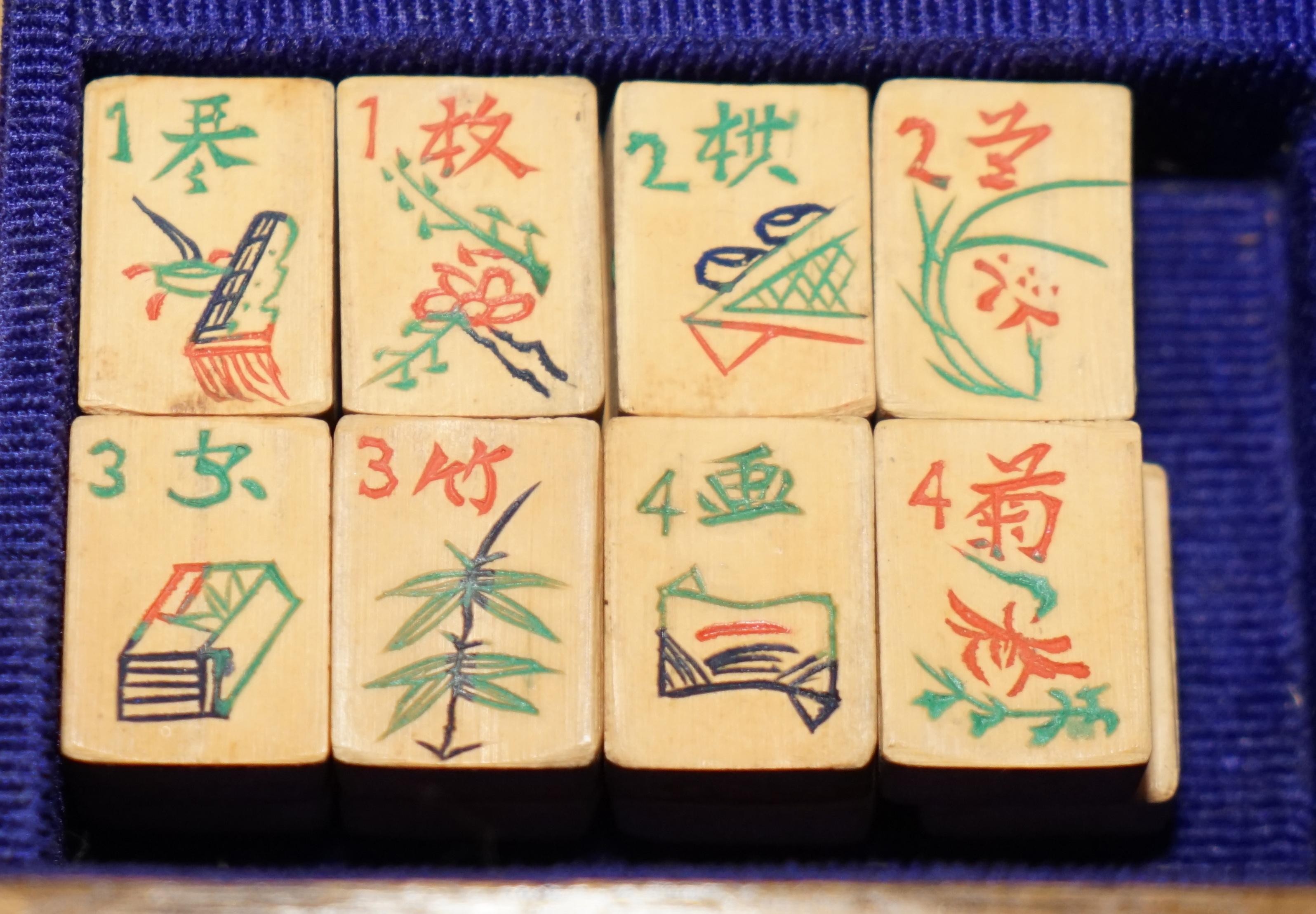 COLLECTABLE ORIGINAL ANTiQUE CHINESE CIRCA 1880 MAHJONG SET INCLUDING COUNTERS 7