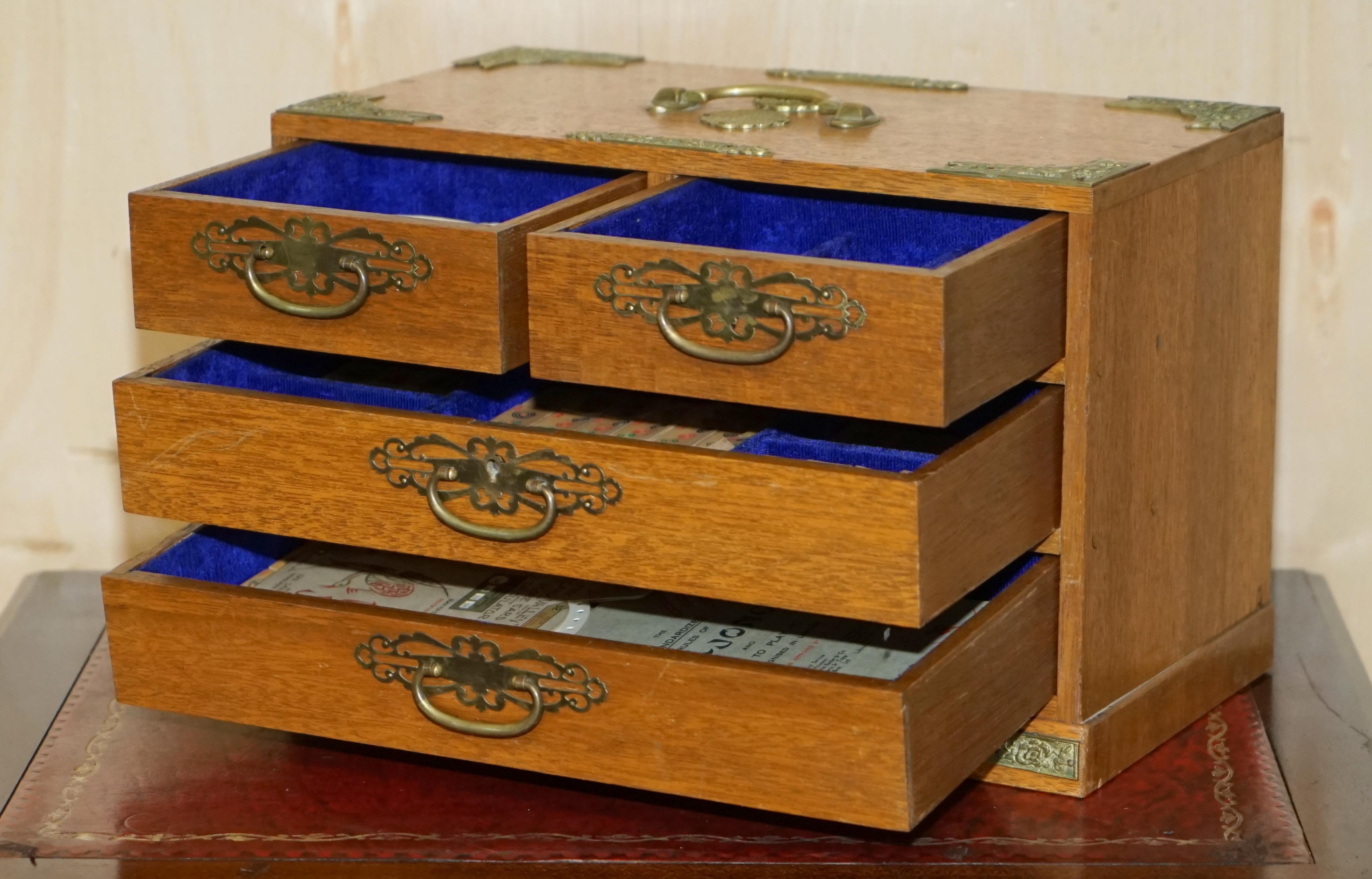 COLLECTABLE ORIGINAL ANTiQUE CHINESE CIRCA 1880 MAHJONG SET INCLUDING COUNTERS In Good Condition In West Sussex, Pulborough