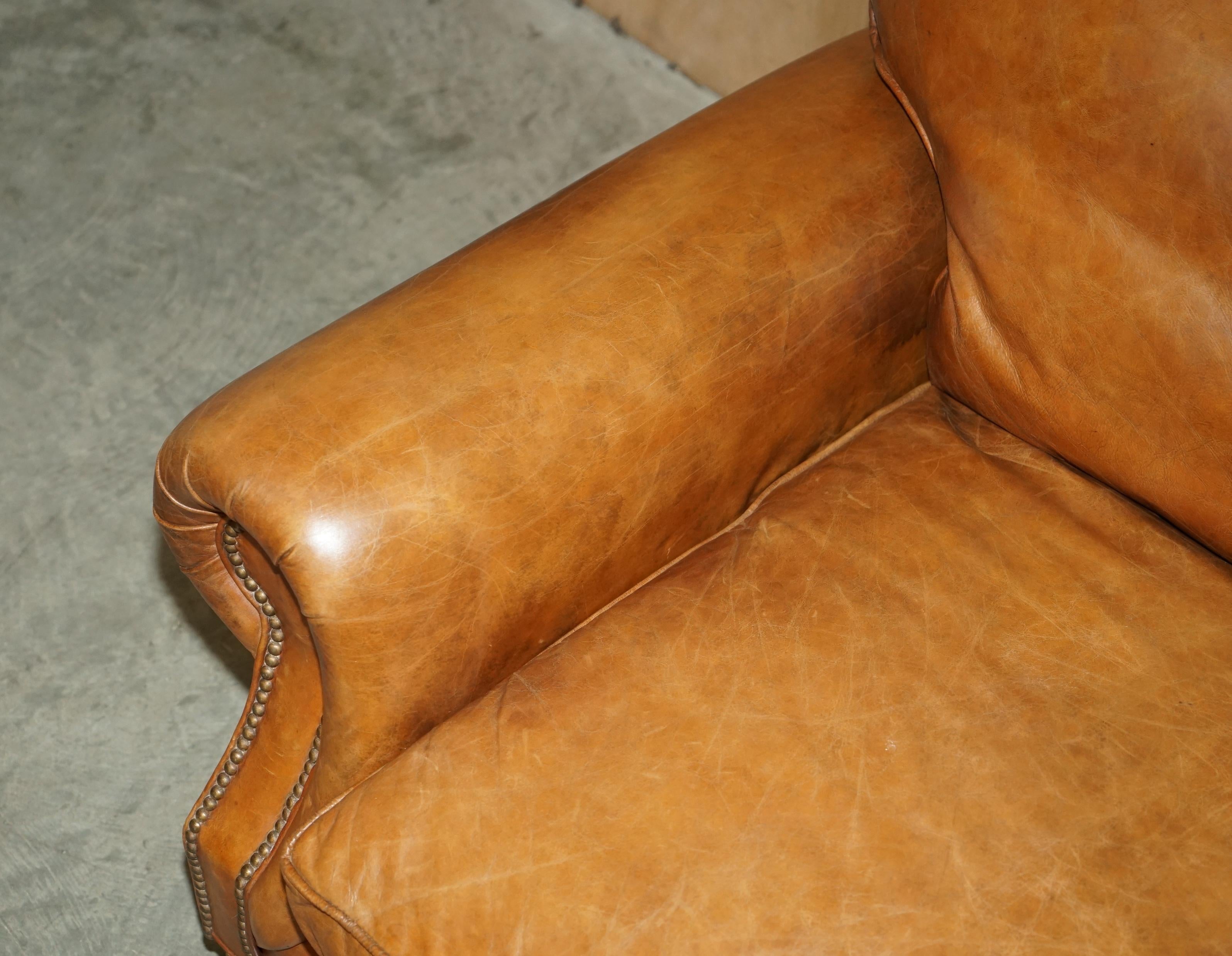 English COLLECTABLE TIMOTHY OULTON DESIGNER HERiTAGE BROWN LEATHER BALMORAL SOFA For Sale