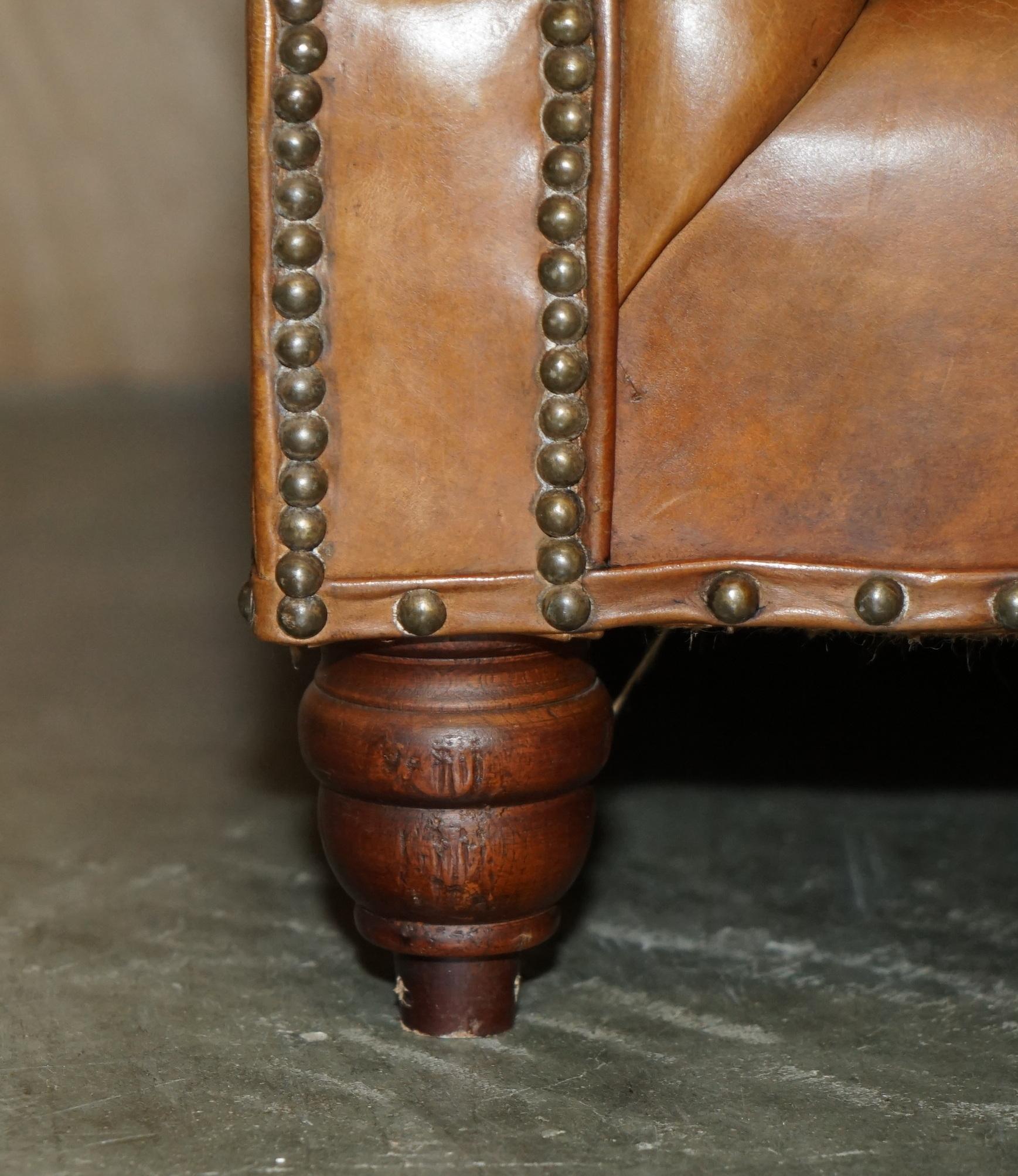 COLLECTABLE TIMOTHY OULTON DESIGNER HERiTAGE BROWN LEATHER BALMORAL SOFA In Good Condition For Sale In West Sussex, Pulborough