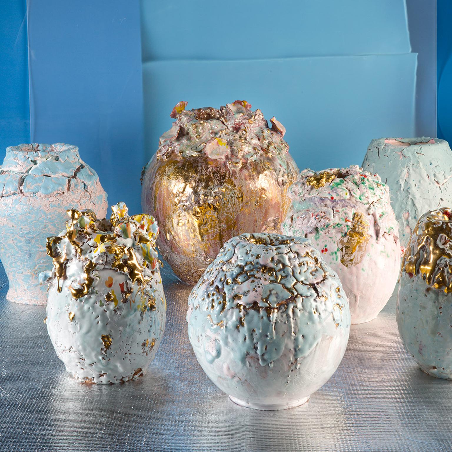 Zeitgenössische Sammlervase aus handgefertigter Porzellan-Keramik (Handbemalt) im Angebot