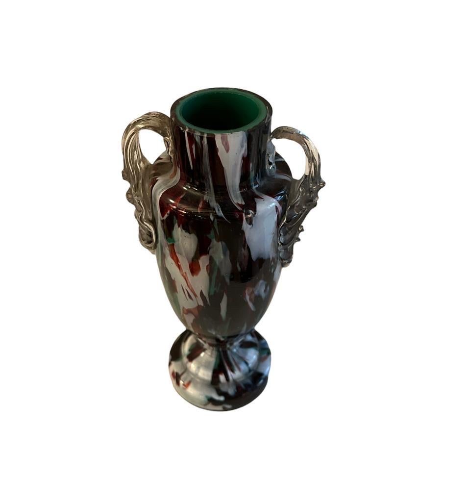 Vintage petit vase vert, bordeaux et blanc incrustation de ruissellement dans une forme d'amphore, design Carlo Scarpa Fratelli Toso Murano Murrine Millefiori. La murrine est une technique ancestrale du verre de Murano. Chaque pièce de verre de
