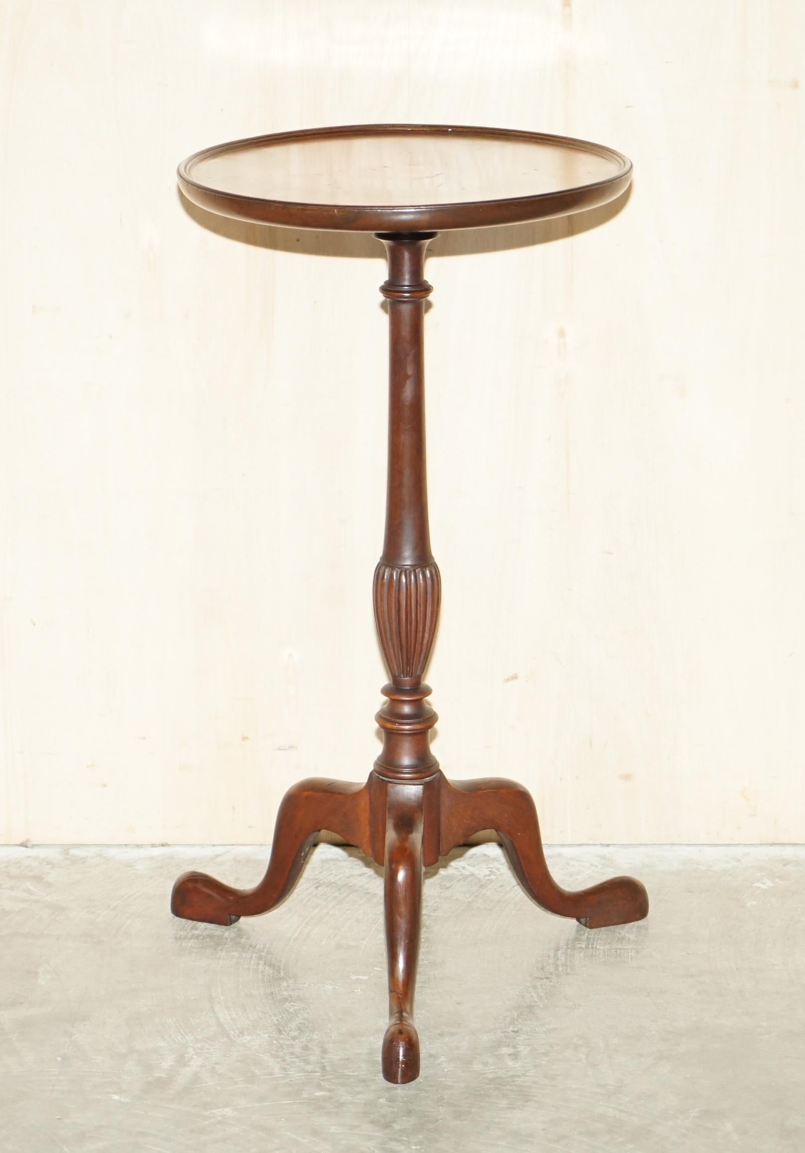 Nous sommes ravis d'offrir à la vente cette charmante table tripode Sheraton Revival des années 1920. 

Il s'agit d'une pièce décorative de très belle facture, qui s'intègre bien dans n'importe quel environnement et qui est très unitaire. La pièce
