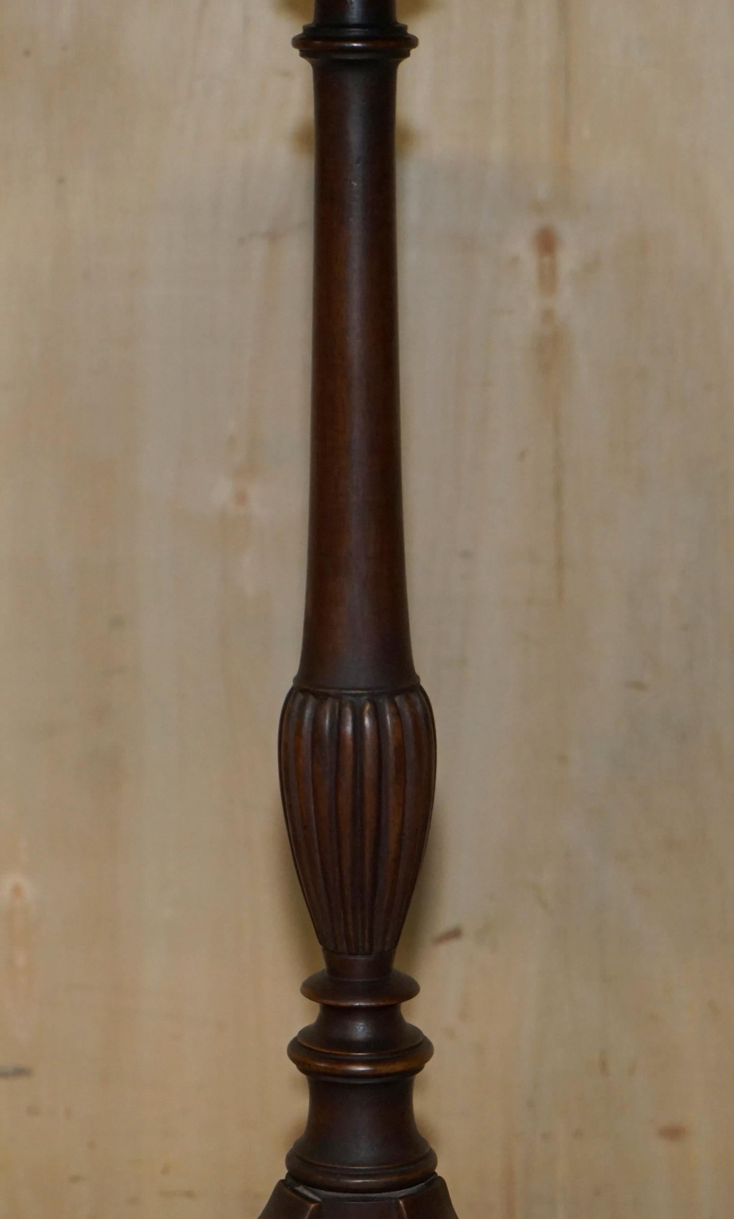 Collectable Vintage Sheraton Revival Hardwood Tripod Side End Lamp Wine Table For Sale 1