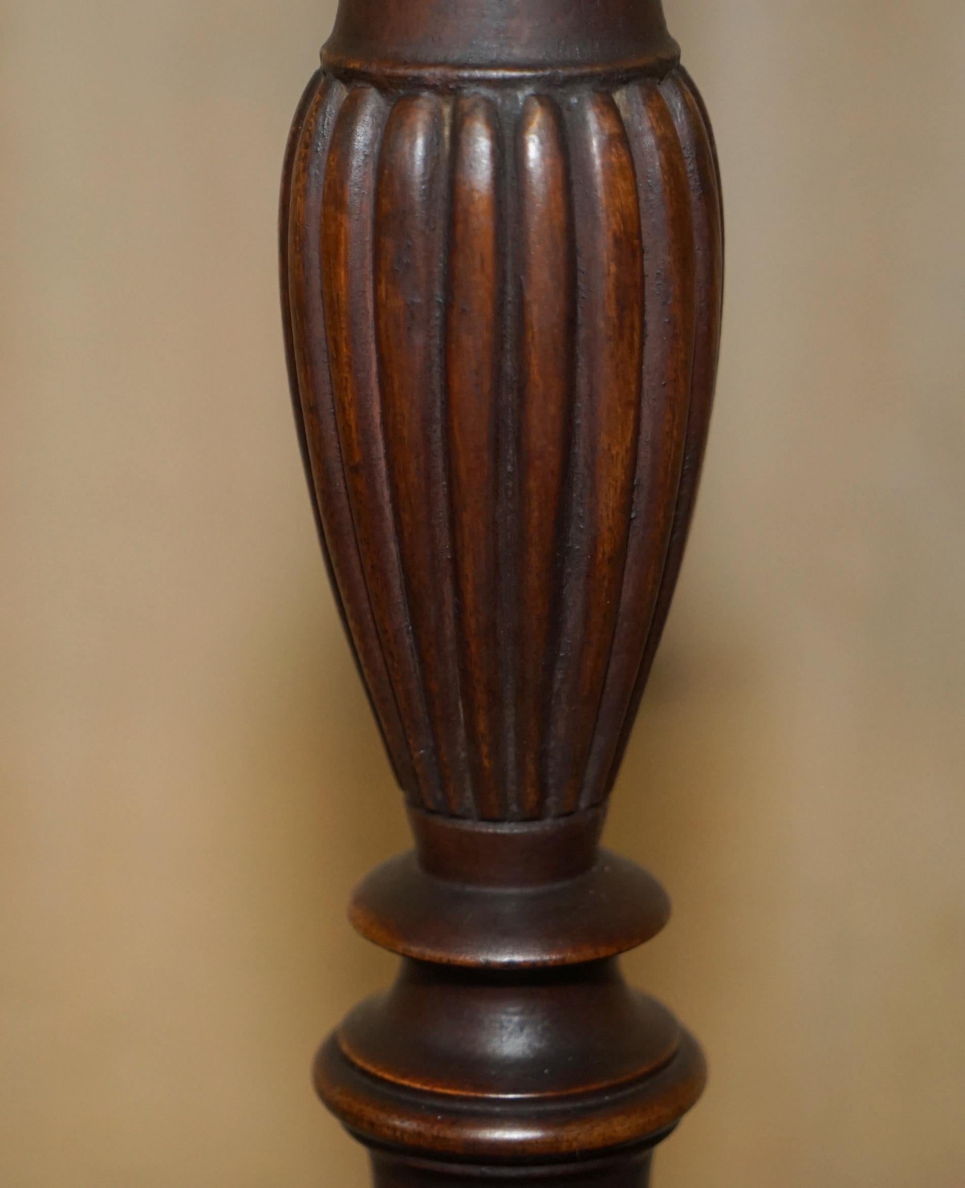 Collectable Vintage Sheraton Revival Hardwood Tripod Side End Lamp Wine Table For Sale 3