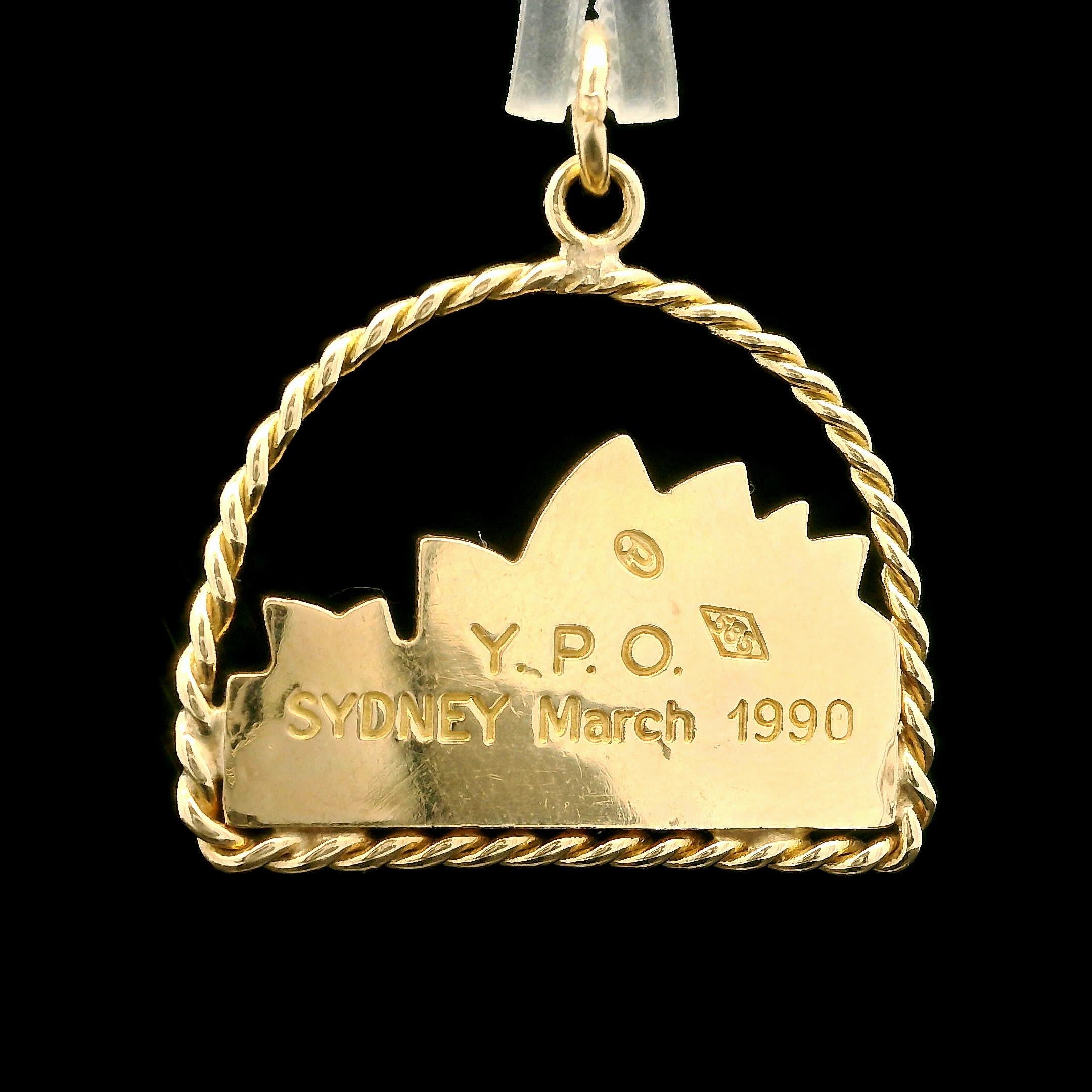 Sammlerstück 14k Gelbgold Mosaik Opal Detail Sydney Opera House Anhänger (Ungeschliffen) im Angebot