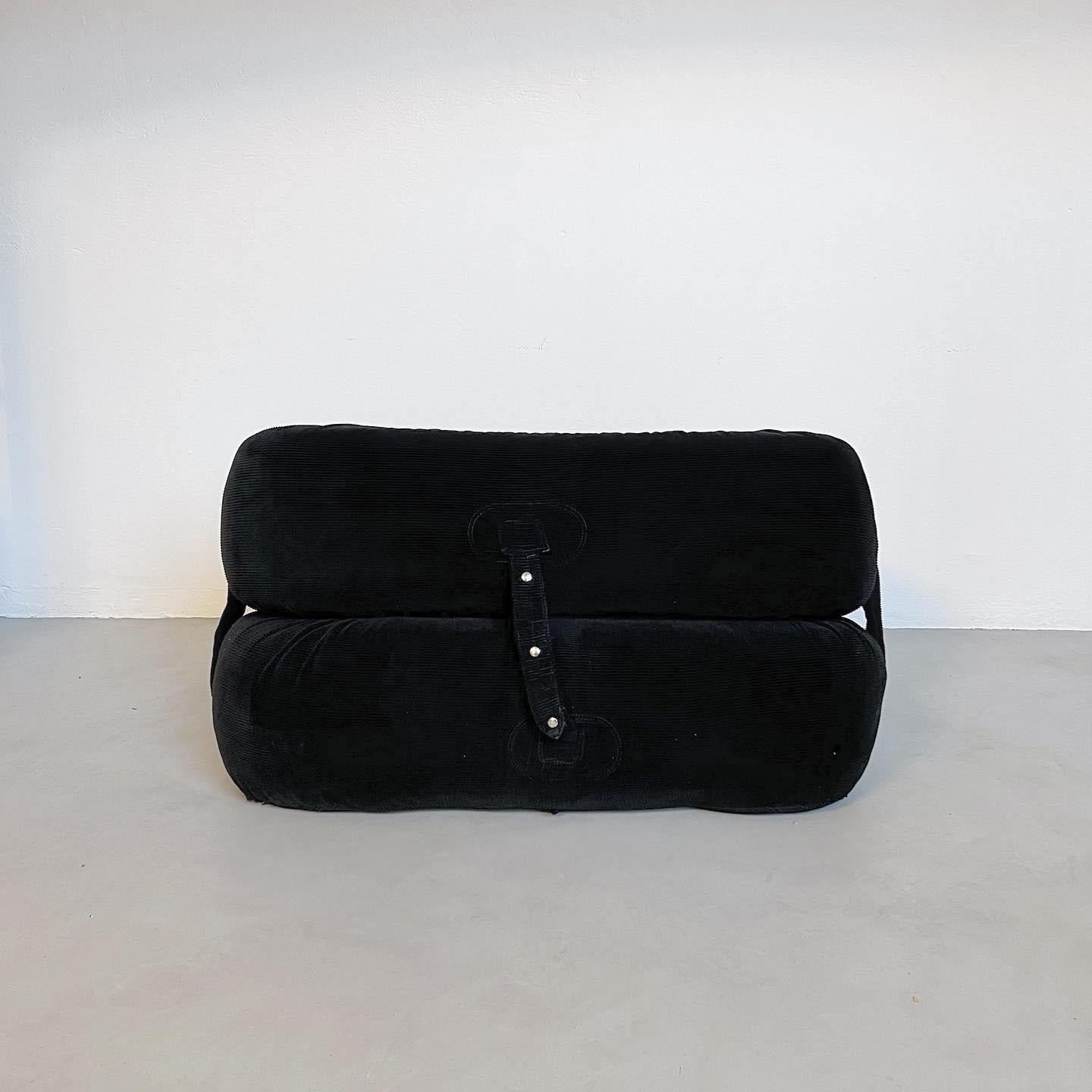 Collectible Anfibio Sofa Bed, black velvet lounge chair, Italian Space Age In Good Condition For Sale In Milano, IT