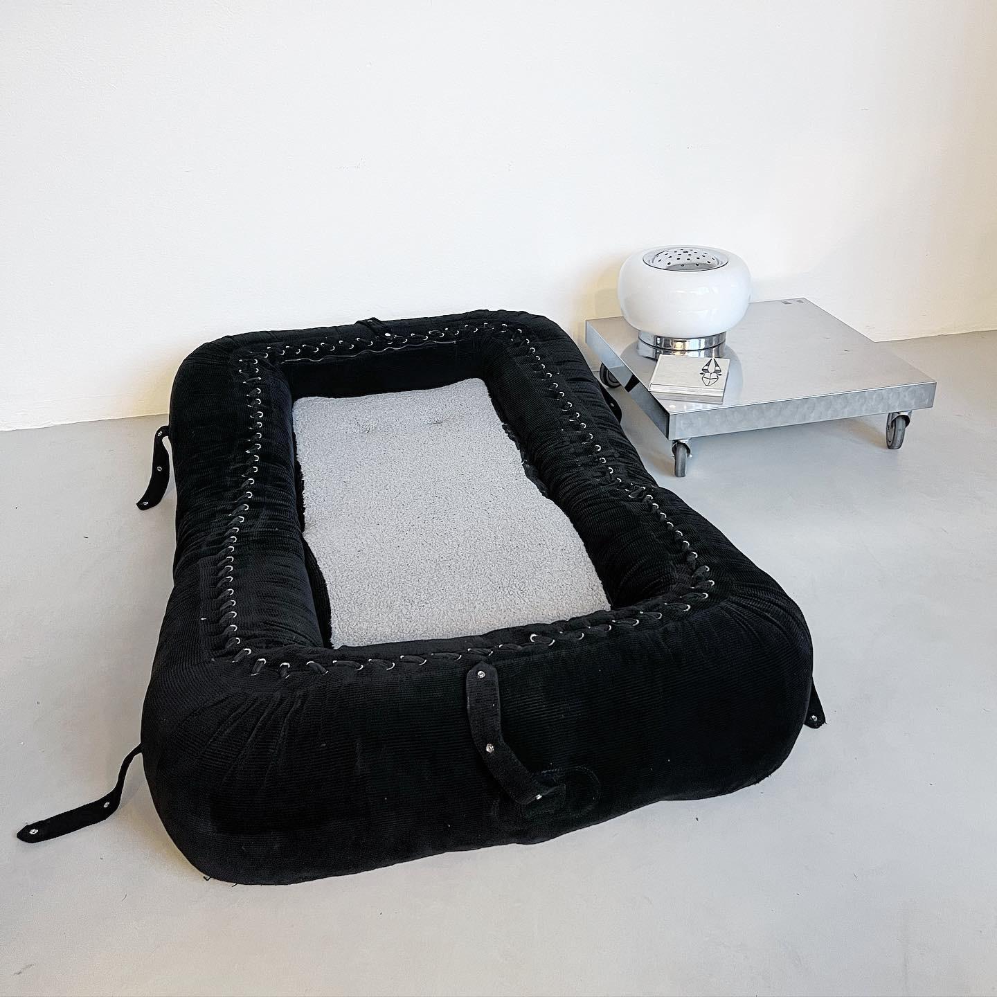 Fin du 20e siècle The Collective Anfibio Sofa Bed, black velvet lounge chair, Italian Space Age en vente