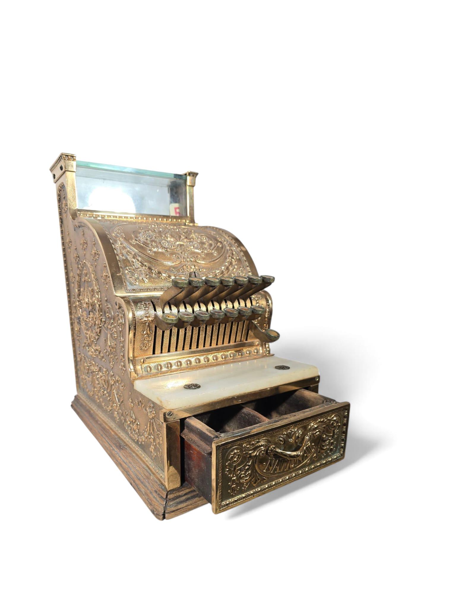 Collectional Ancienne caisse enregistreuse en bronze doré avec sculpture en relief en vente 3