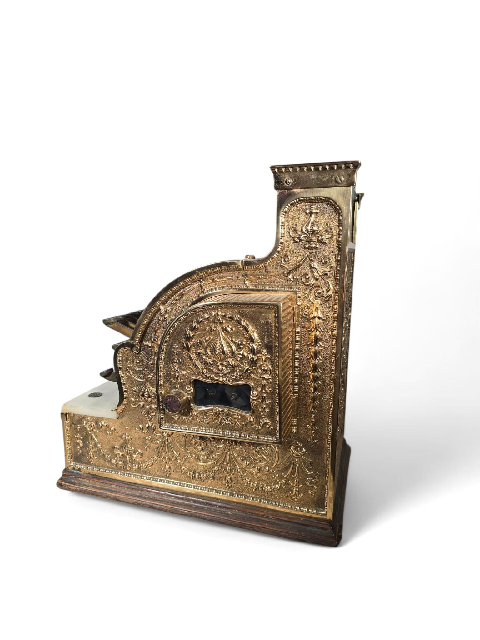 Collectional Ancienne caisse enregistreuse en bronze doré avec sculpture en relief en vente 6
