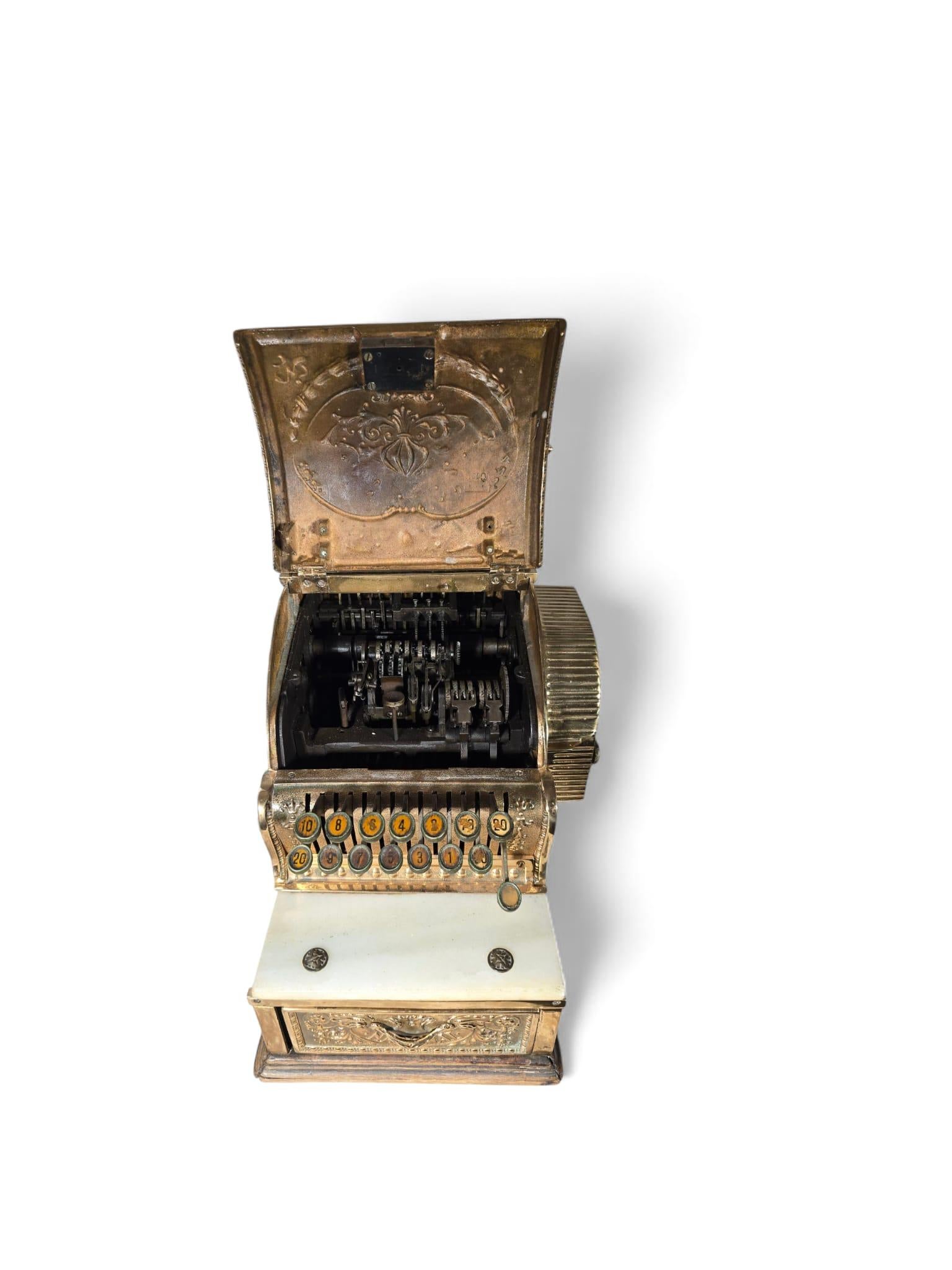 Collectional Ancienne caisse enregistreuse en bronze doré avec sculpture en relief en vente 8