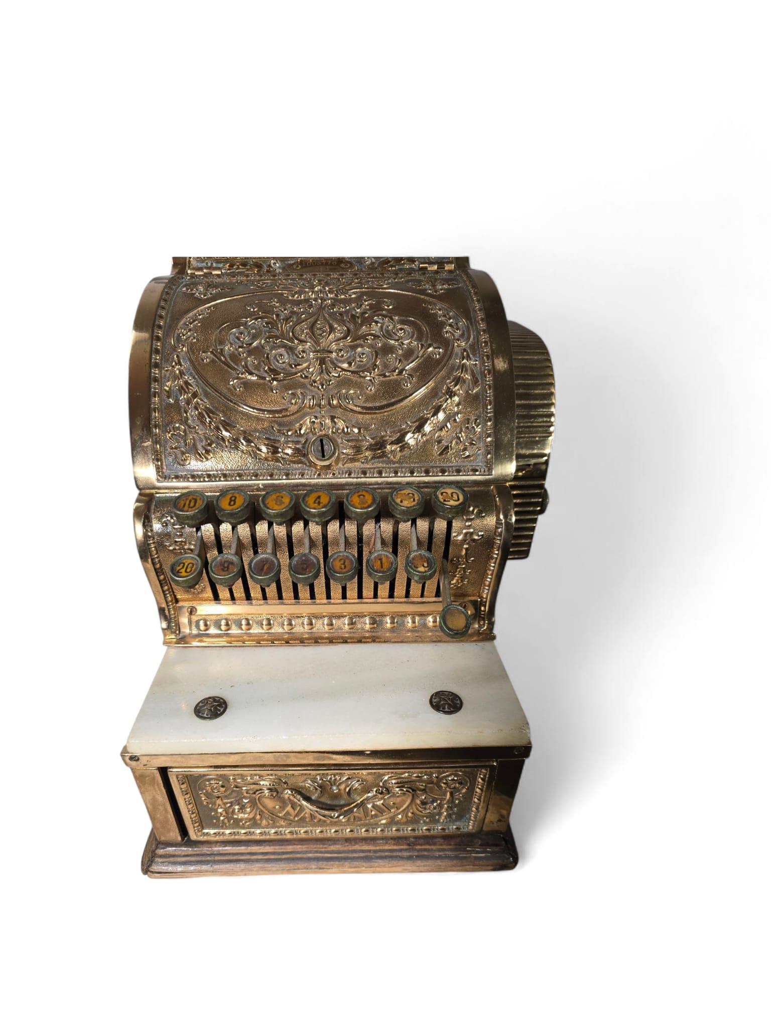 Collectional Ancienne caisse enregistreuse en bronze doré avec sculpture en relief en vente 9