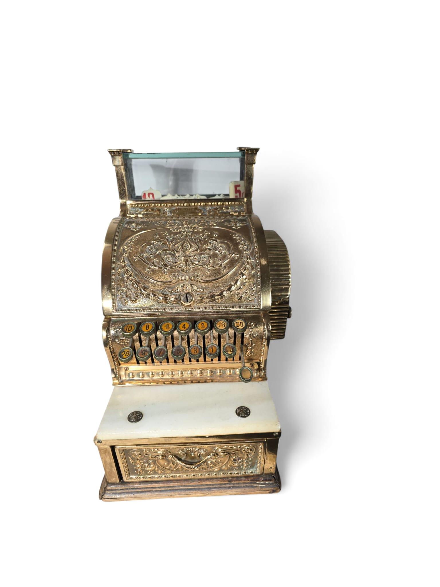 Collectional Ancienne caisse enregistreuse en bronze doré avec sculpture en relief en vente 10
