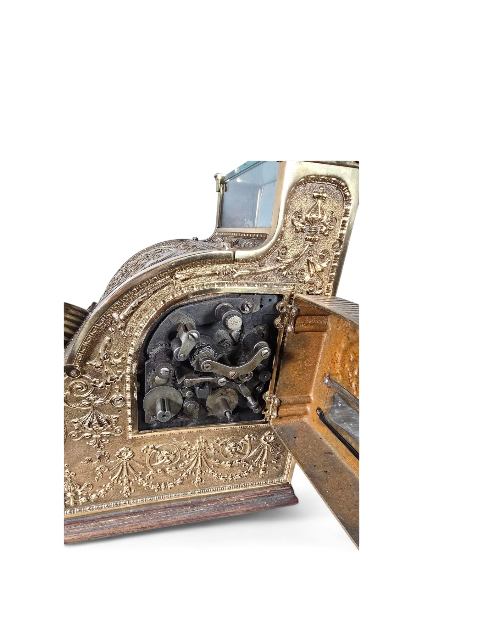 Collectional Ancienne caisse enregistreuse en bronze doré avec sculpture en relief en vente 11