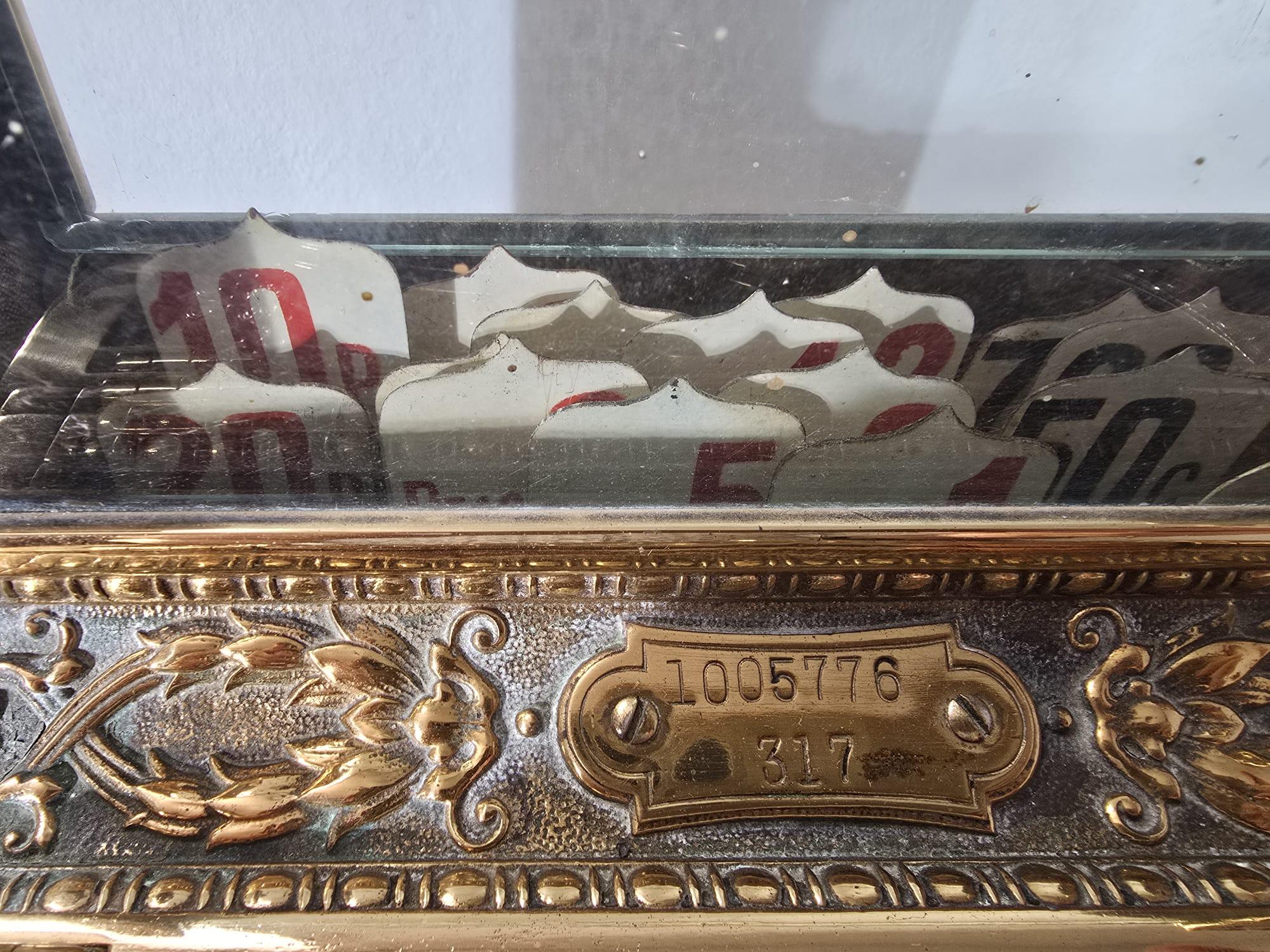 Collectional Ancienne caisse enregistreuse en bronze doré avec sculpture en relief en vente 12