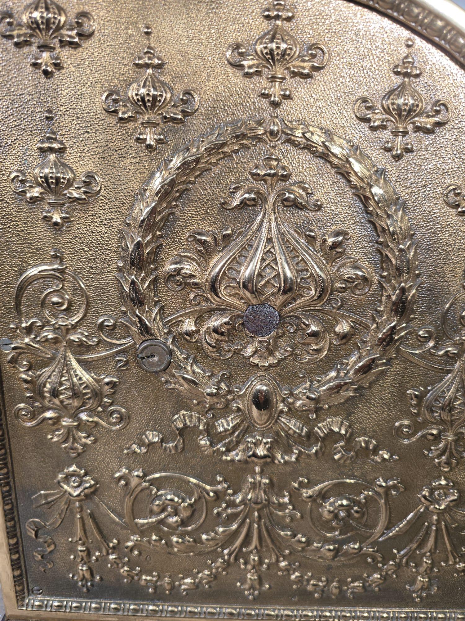 Collectional Ancienne caisse enregistreuse en bronze doré avec sculpture en relief en vente 13