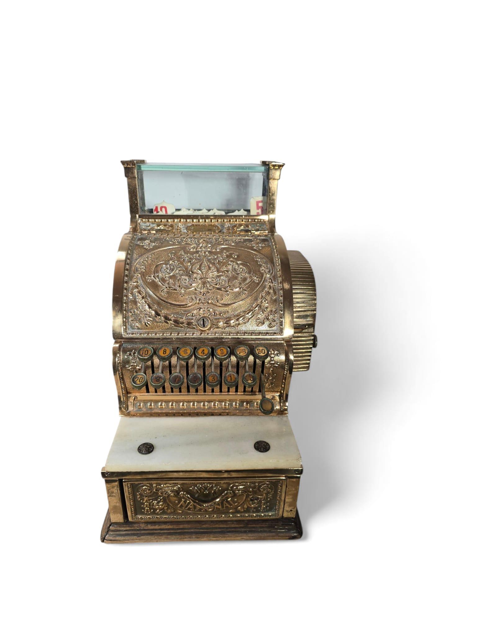 Collectional Ancienne caisse enregistreuse en bronze doré avec sculpture en relief Bon état - En vente à Madrid, ES