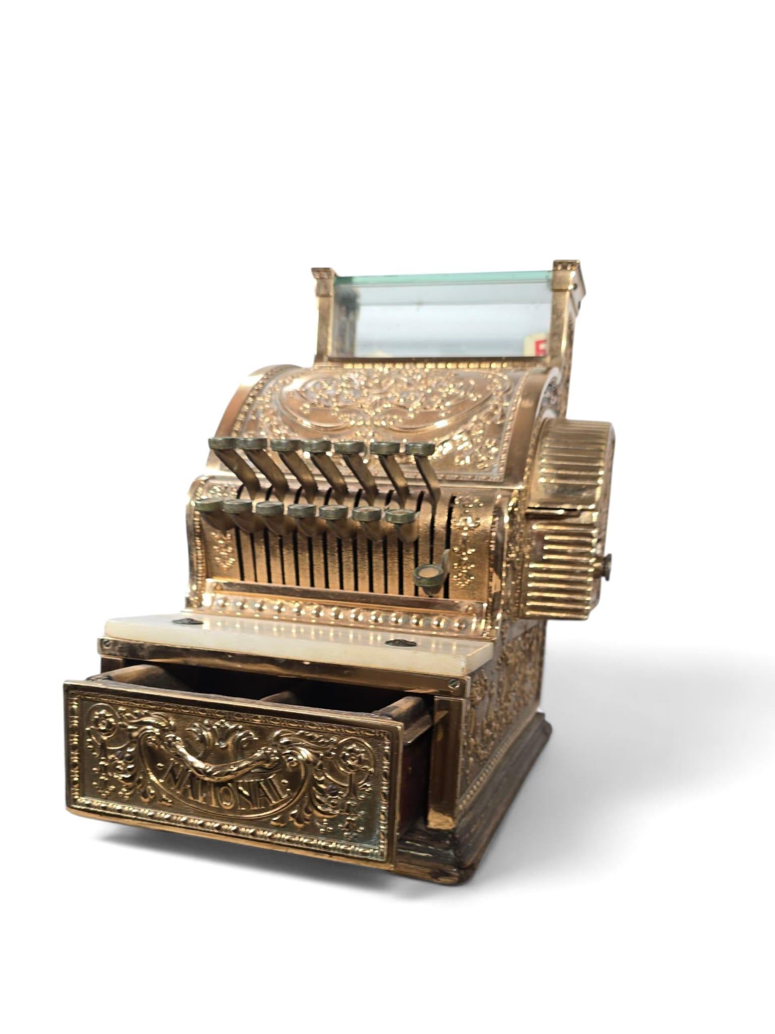 XIXe siècle Collectional Ancienne caisse enregistreuse en bronze doré avec sculpture en relief en vente