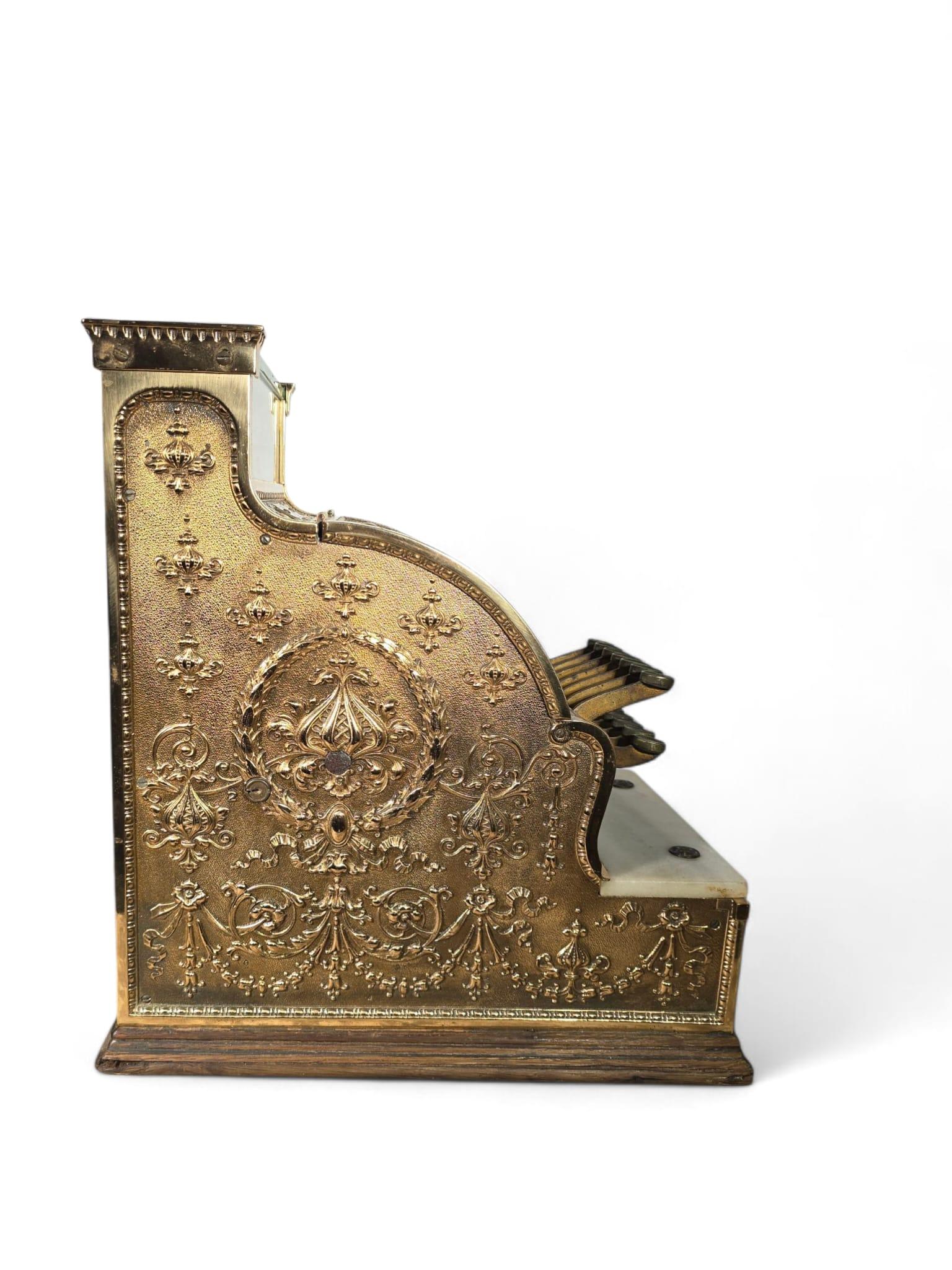 Collectional Ancienne caisse enregistreuse en bronze doré avec sculpture en relief en vente 1