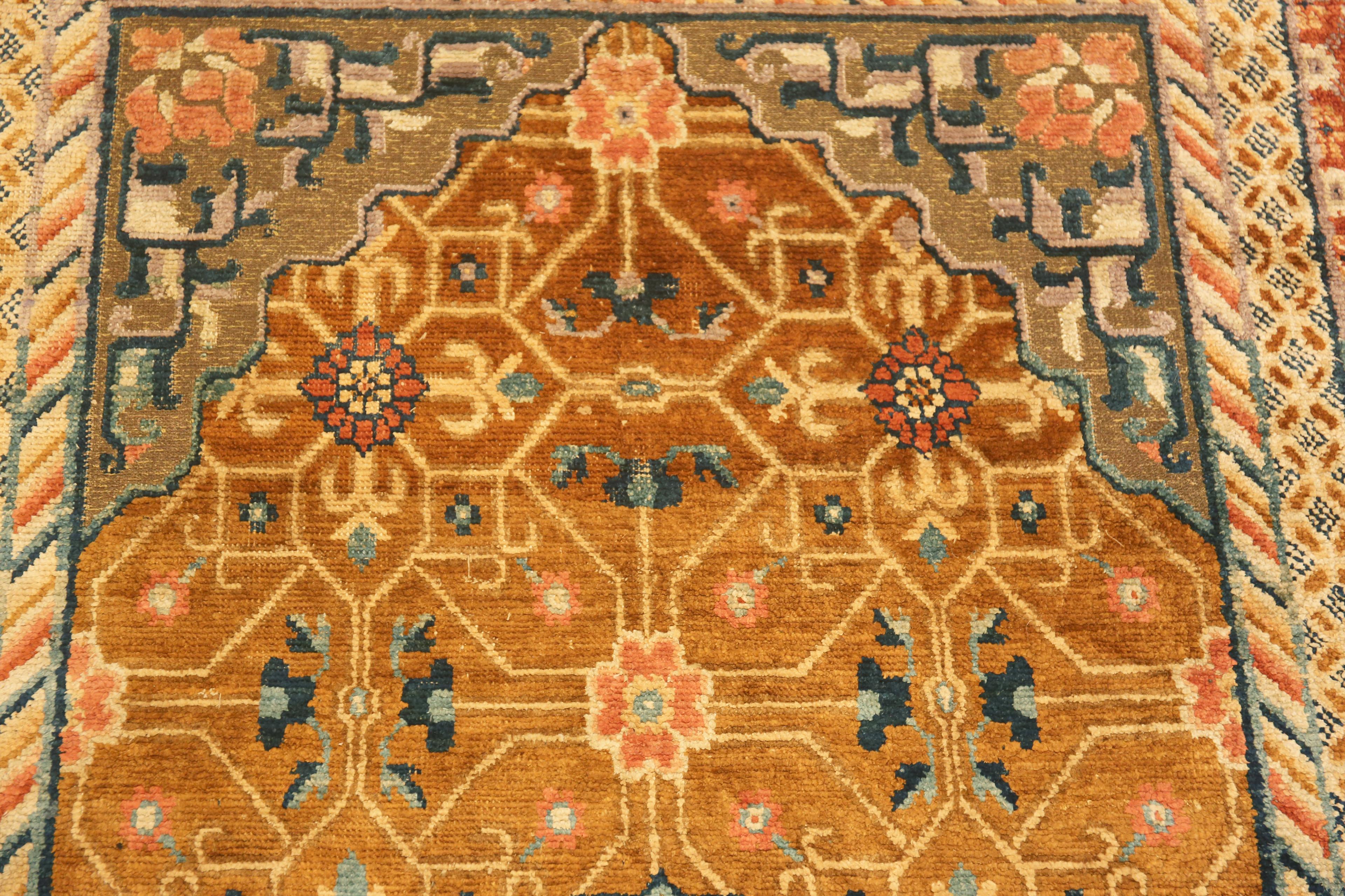 Truly Magnificent Rare and Collectible Antique Mid 19th Century Chinese Metallic and Silk Pile Rug, Country of Origin / Rug Type: Antiker chinesischer Teppich, CIRCA Datum: Mitte 19. Jahrhundert Teppich