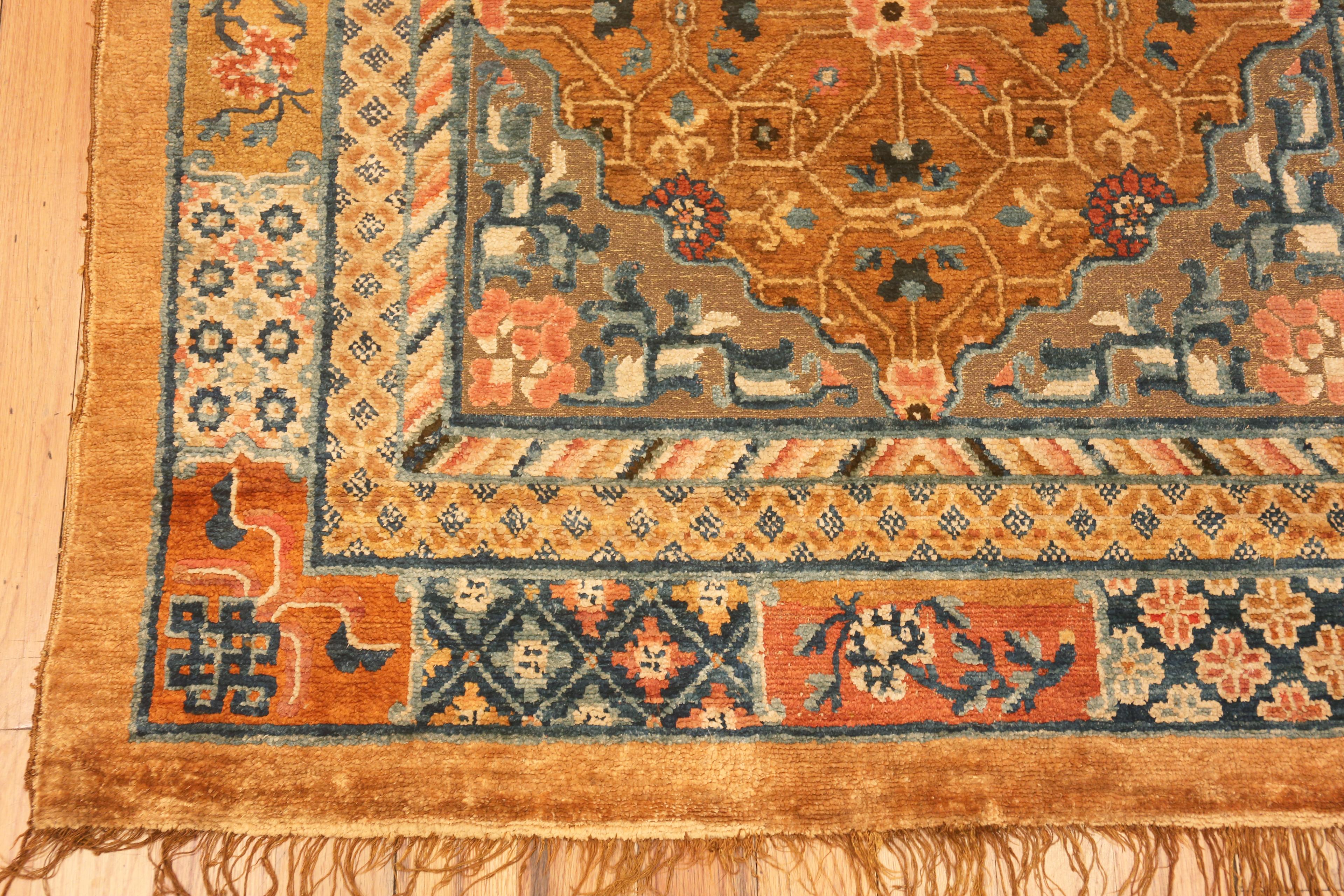 Sammlerstück Antiker chinesischer Metallic- und Seidenflorteppich aus der Mitte des 19. Jahrhunderts 4' x 7' im Angebot 3