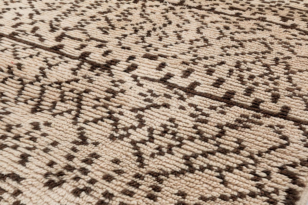 Collectible Antique Vintage Authentic Natural White Moroccan Shag Area Rug In Excellent Condition For Sale In New York, NY