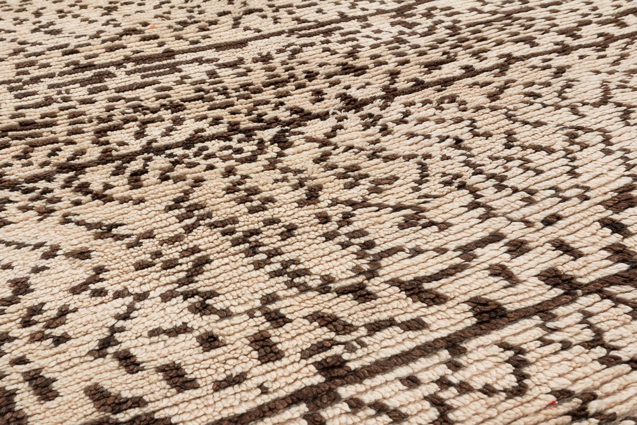 Late 20th Century Collectible Antique Vintage Authentic Natural White Moroccan Shag Area Rug For Sale