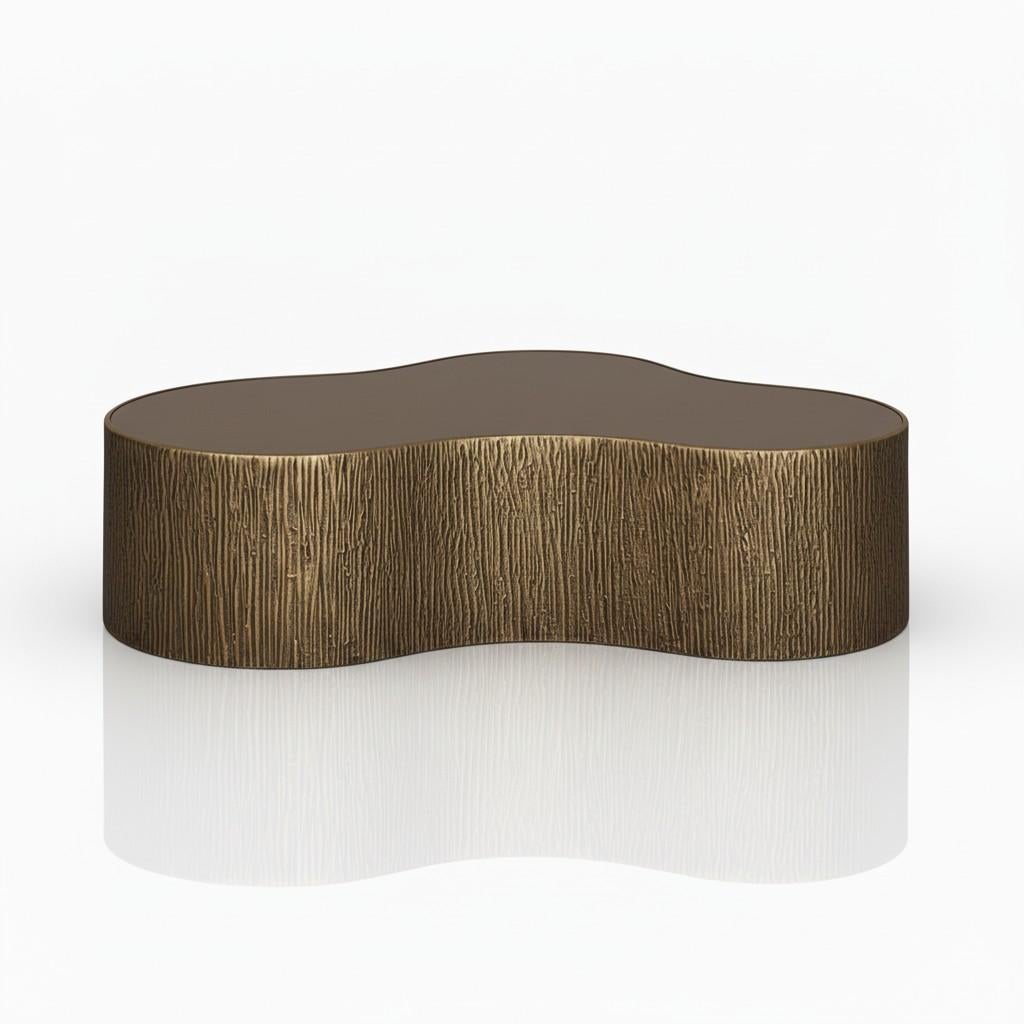 Dieser handgefertigte Couchtisch besticht durch die Kombination verschiedener Materialien. Der leichte und dennoch robuste Sockel aus glasfaserverstärktem Harz ist mit einer messingfarbenen Streifenstruktur versehen, die ihm einen Hauch von