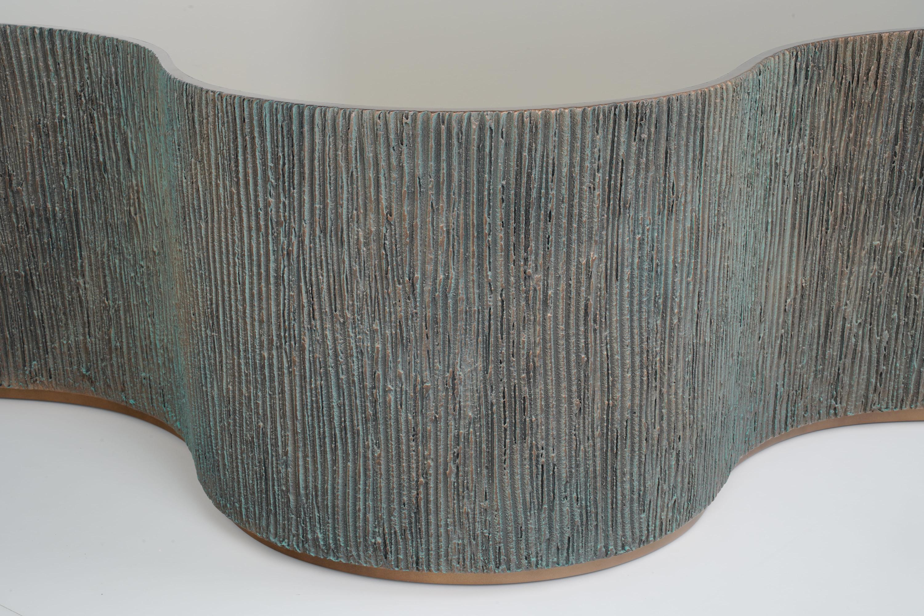 Collectional Artist Couchtisch-Paar in Bronze gerippte Textur & verspiegelte Platte im Zustand „Neu“ im Angebot in NEW YORK, NY