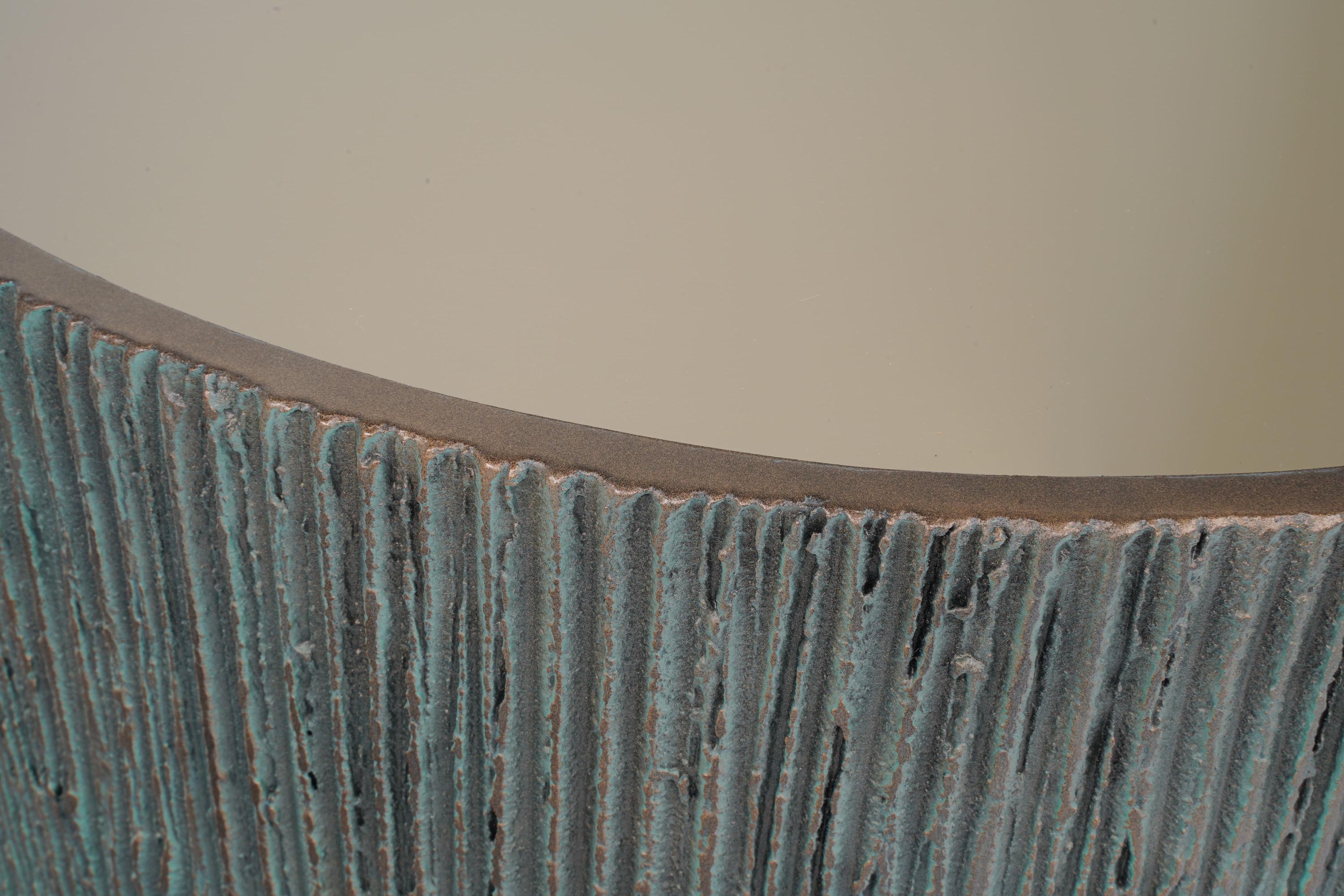 Collectional Artist Couchtisch-Paar in Bronze gerippte Textur & verspiegelte Platte (21. Jahrhundert und zeitgenössisch) im Angebot