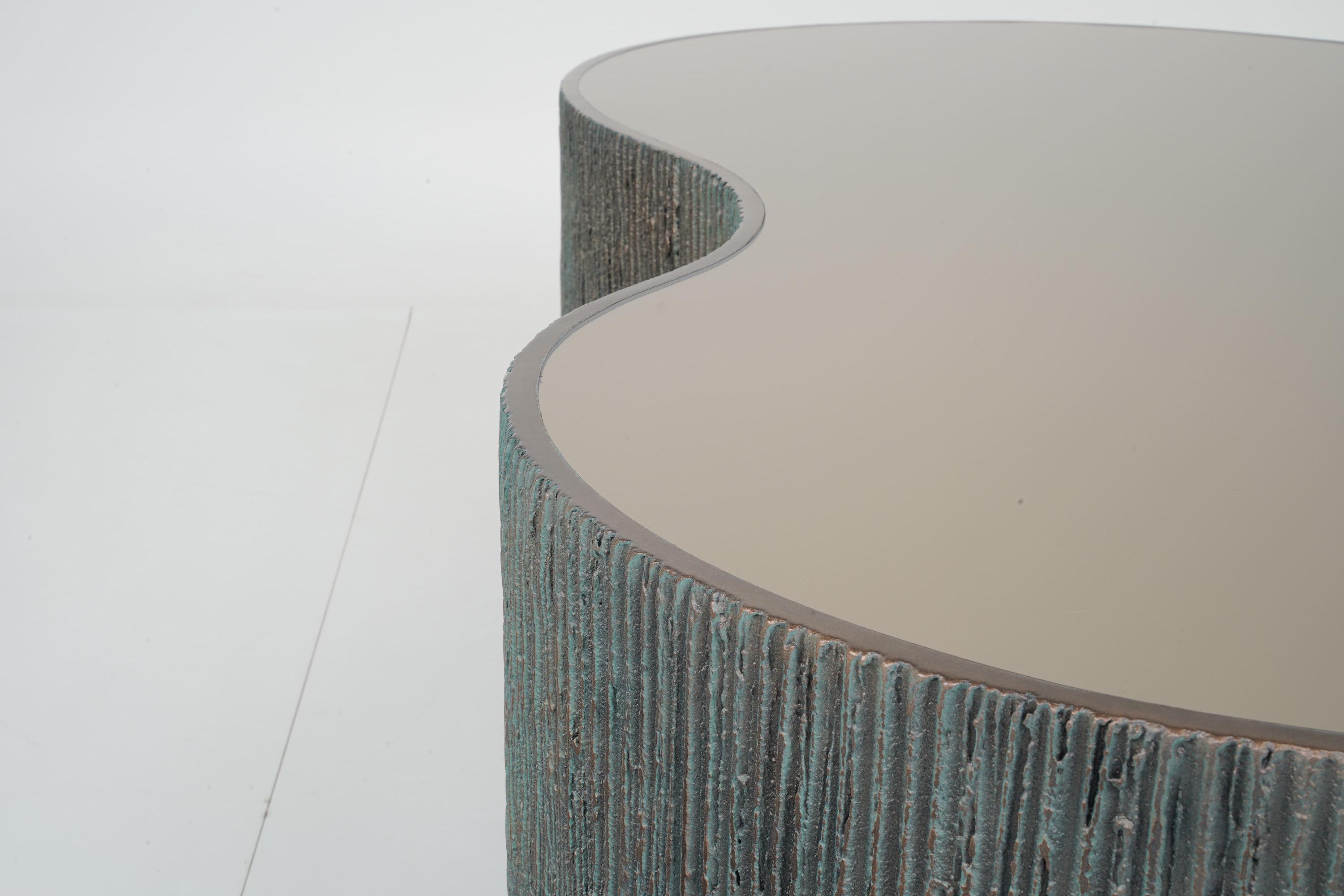 Collectional Artist Couchtisch-Paar in Bronze gerippte Textur & verspiegelte Platte im Angebot 1