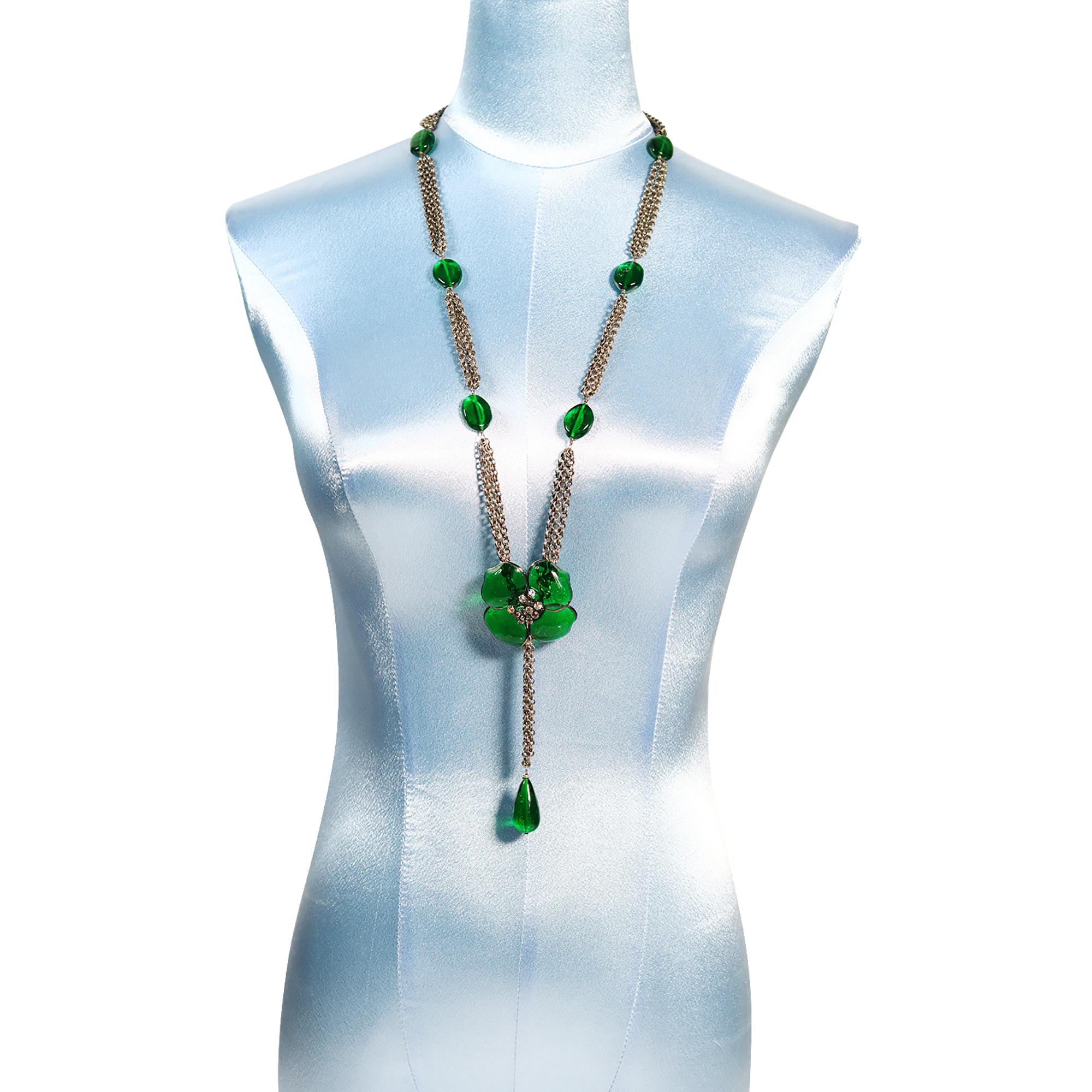 Collana da collezione Augustine in tonalità argento con fiore di Greene & Greene. Sautoir lungo con un fiore all'estremità e un pezzo di Greene & Greene penzolante.
Gripoix è sempre classico e sempre un'opera d'arte.
Augustine è il figlio di Thierry