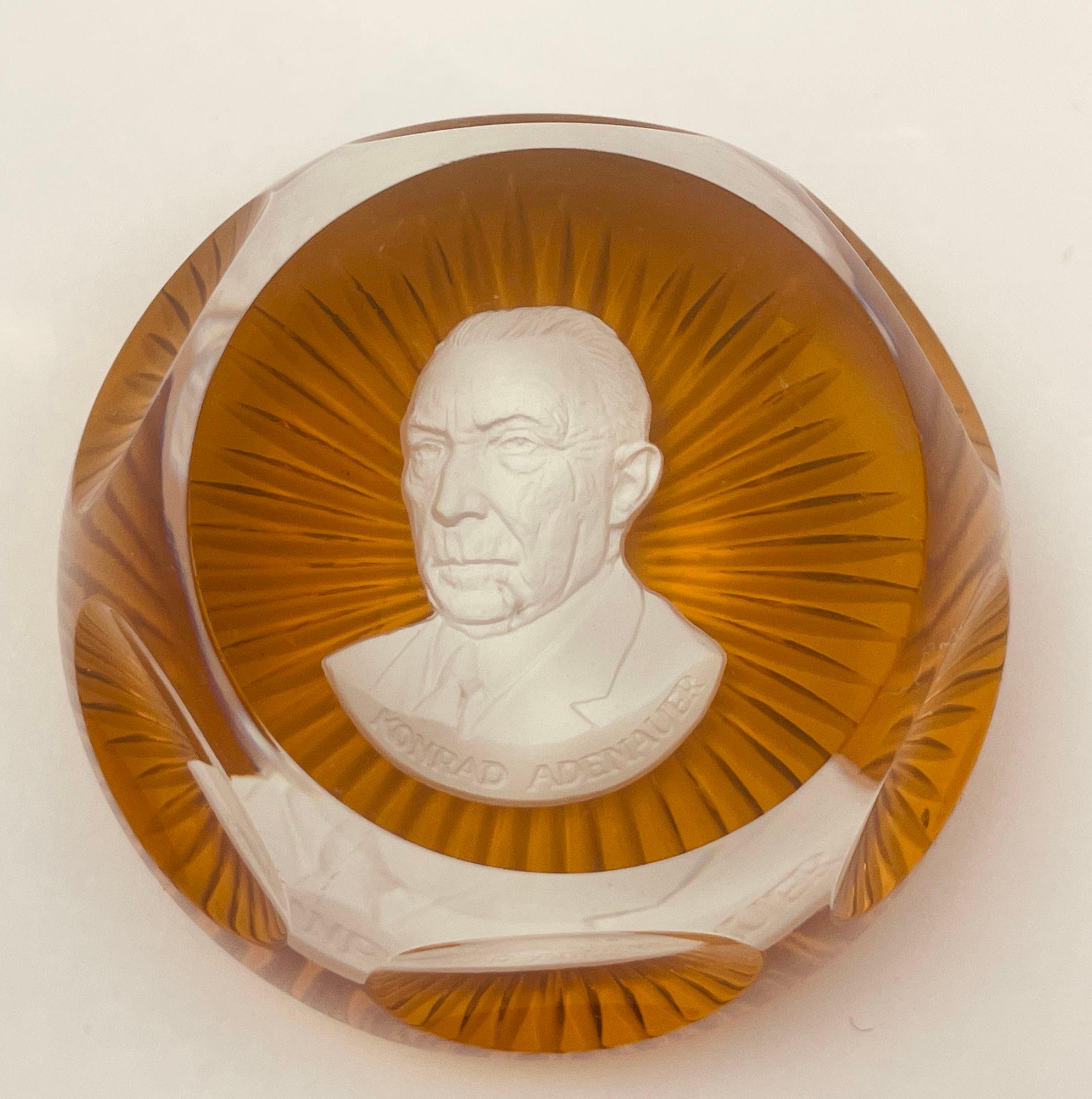 Set di 5 fermacarte da collezione Baccarat in cristallo con cammeo Franklin Mint in vendita 5