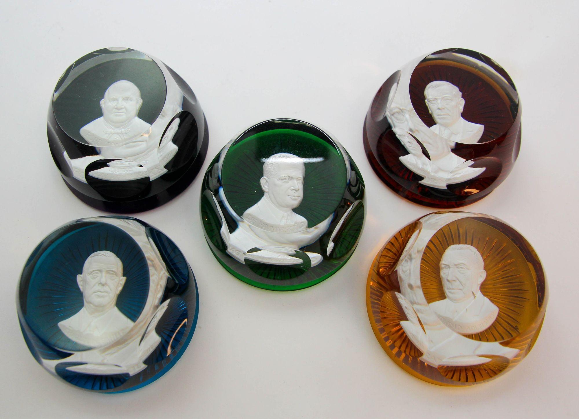 Set di 5 fermacarte da collezione Baccarat in cristallo con cammeo Franklin Mint in vendita 10