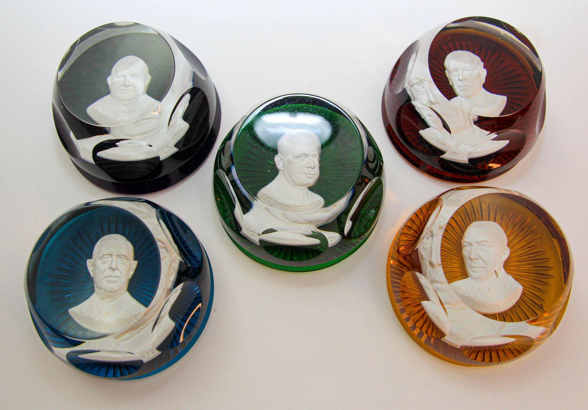 Fermacarte da collezione in cristallo Baccarat della Franklin MInt - Set di 5.
Questo squisito set di fermacarte in cristallo Baccarat della Franklin Mint è un'aggiunta straordinaria a qualsiasi collezione. Il set comprende bellissimi fermacarte in