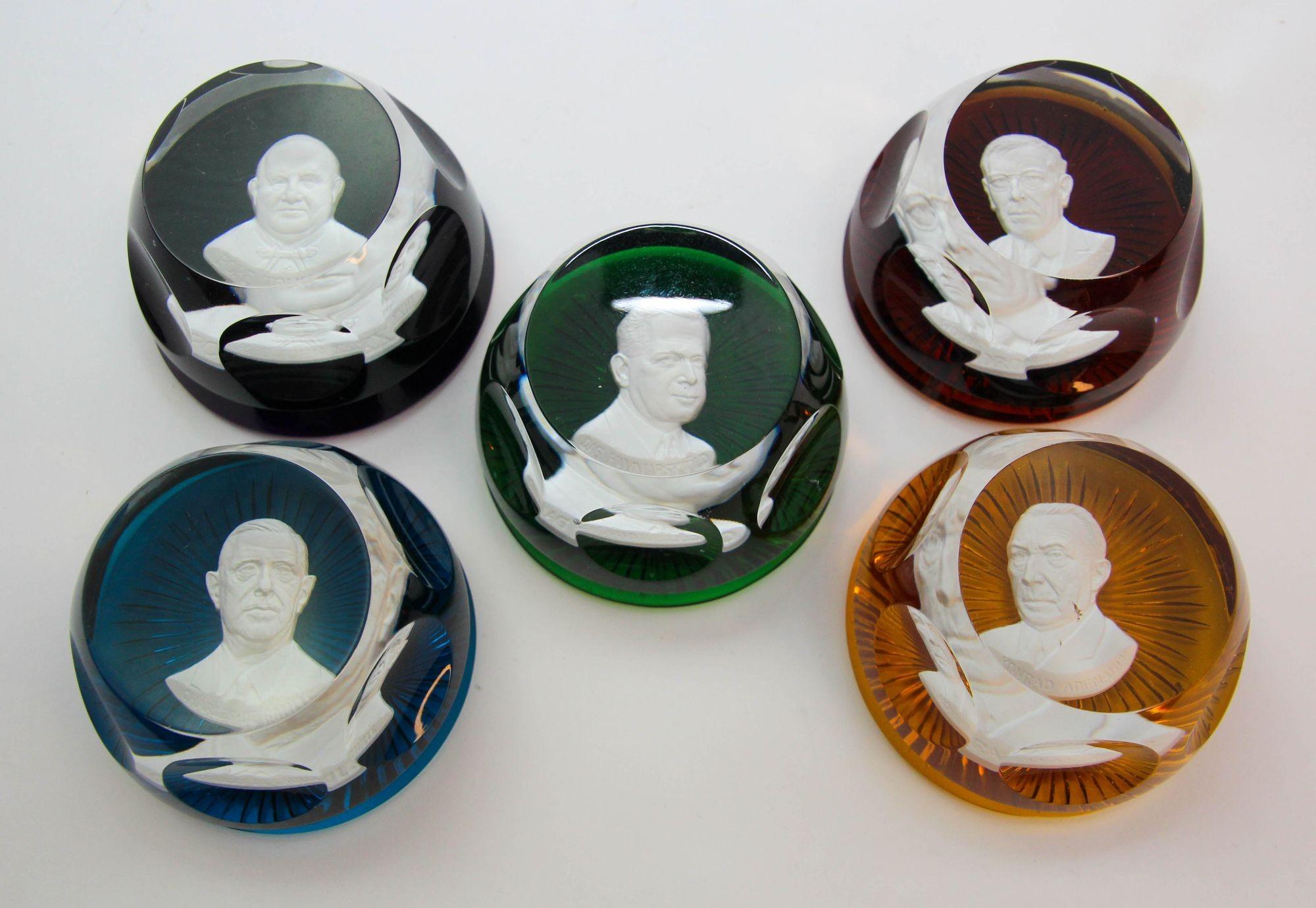 Francese Set di 5 fermacarte da collezione Baccarat in cristallo con cammeo Franklin Mint in vendita