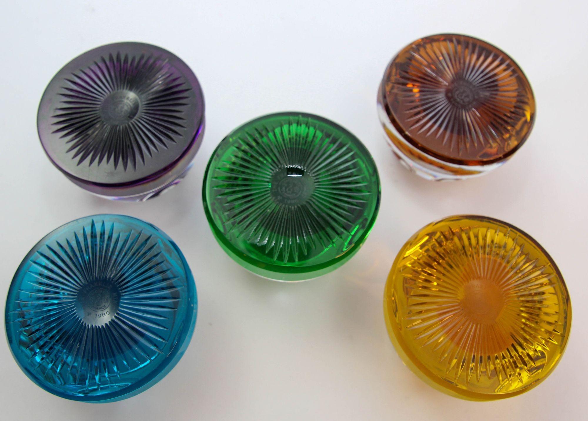 Fatto a mano Set di 5 fermacarte da collezione Baccarat in cristallo con cammeo Franklin Mint in vendita