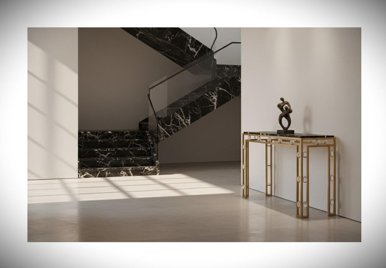 Collectional Konsole aus Messing mit Selenitkristallen und schwarzem Marmor - Jose De Castro (Moderne) im Angebot