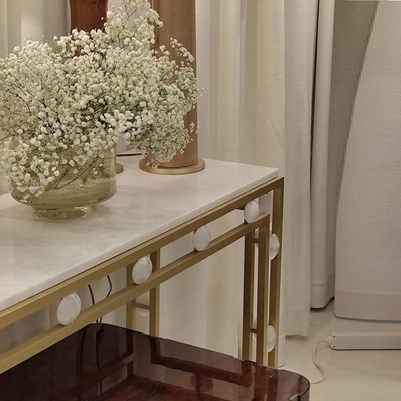 Collectional Konsole aus Messing mit Selenitkristallen und schwarzem Marmor - Jose De Castro (21. Jahrhundert und zeitgenössisch) im Angebot