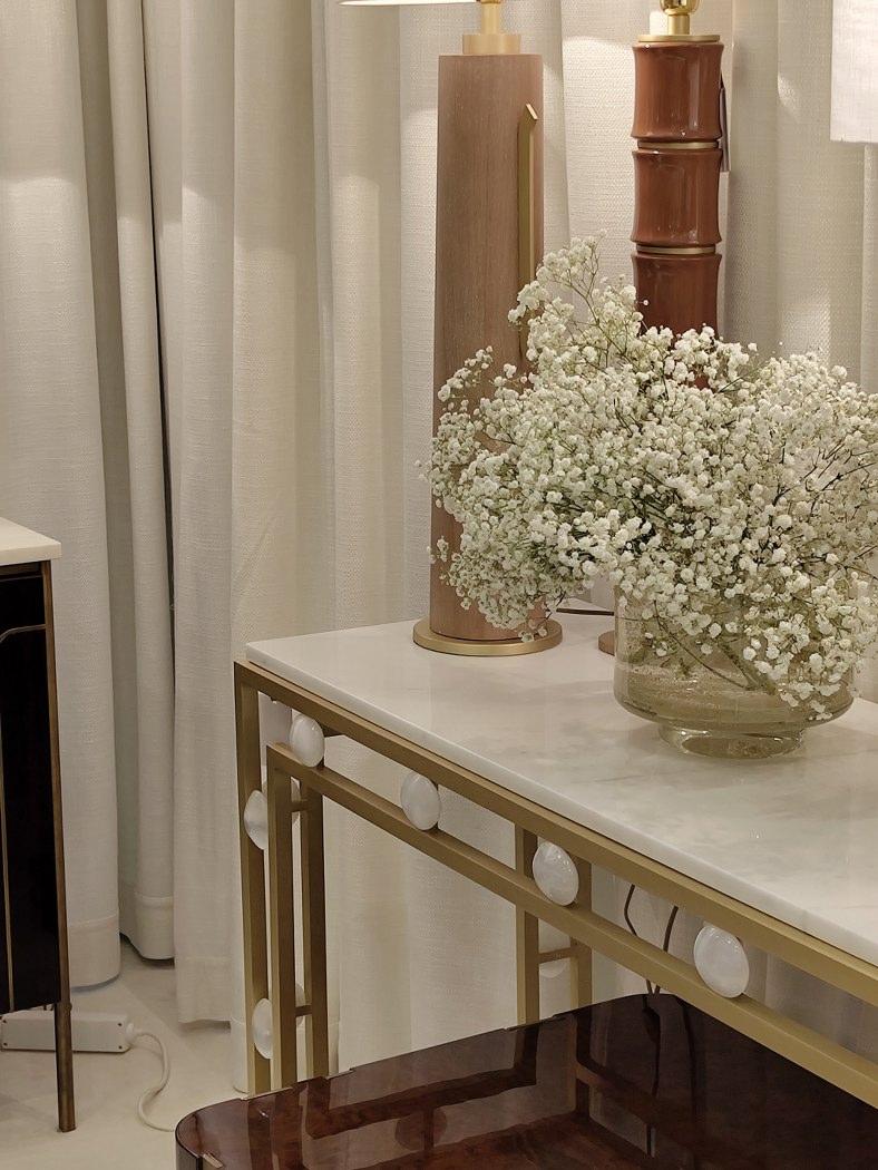 XXI secolo e contemporaneo Console da collezione in ottone con cristalli di selenite e marmo di Estremoz - Jose Castro in vendita