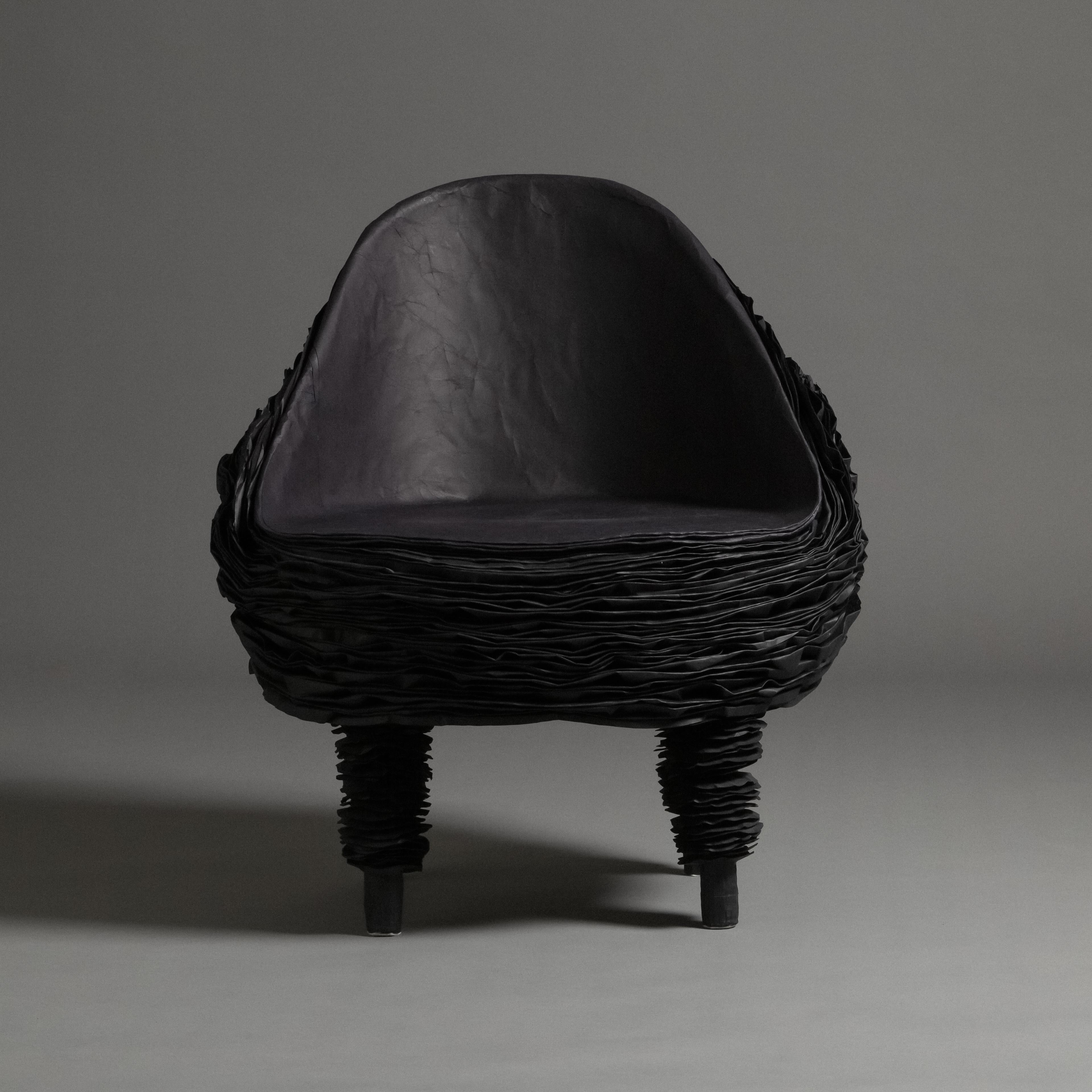 Sammlerstück Limited Design Schwarzer Dolly-Stuhl aus Papier von Vadim Kibardin (Tschechisch) im Angebot