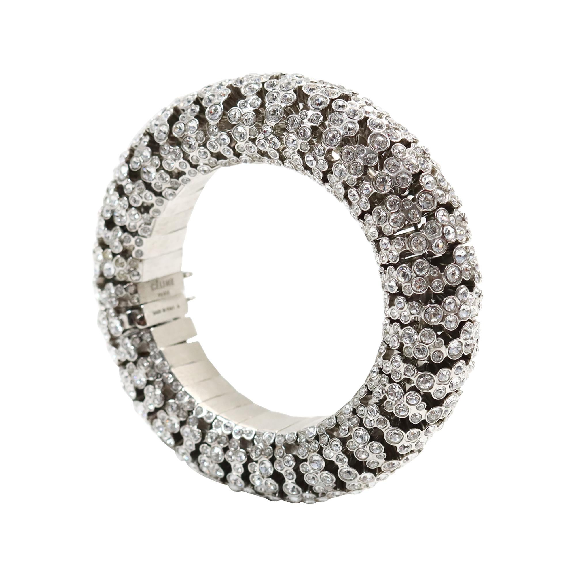 Collectional Celine Diamante Domed Bracelet Circa 2000s.  Voilà ce que j'appelle un bracelet. Il n'a jamais été porté et est tout simplement magnifique. Je dirais qu'il date d'environ 2009, à un an près.  Une chaîne de sécurité est incluse pour